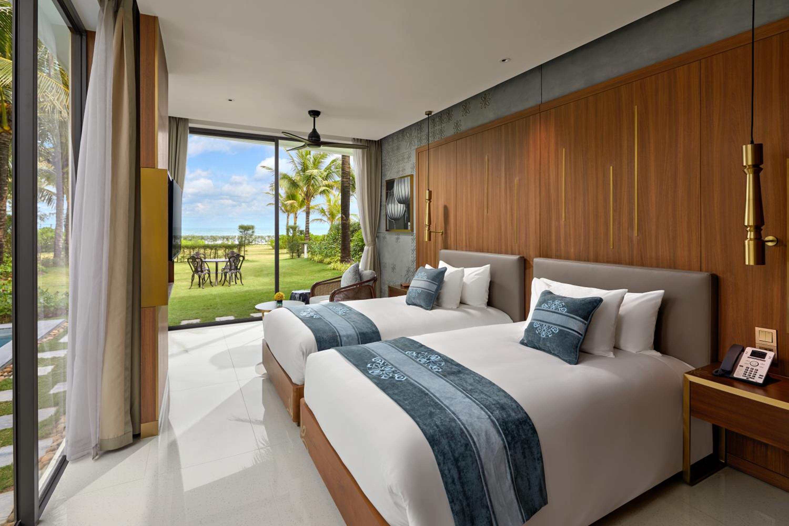 Three-Bedroom Villa with Private Pool - Beachfront - Photo 2