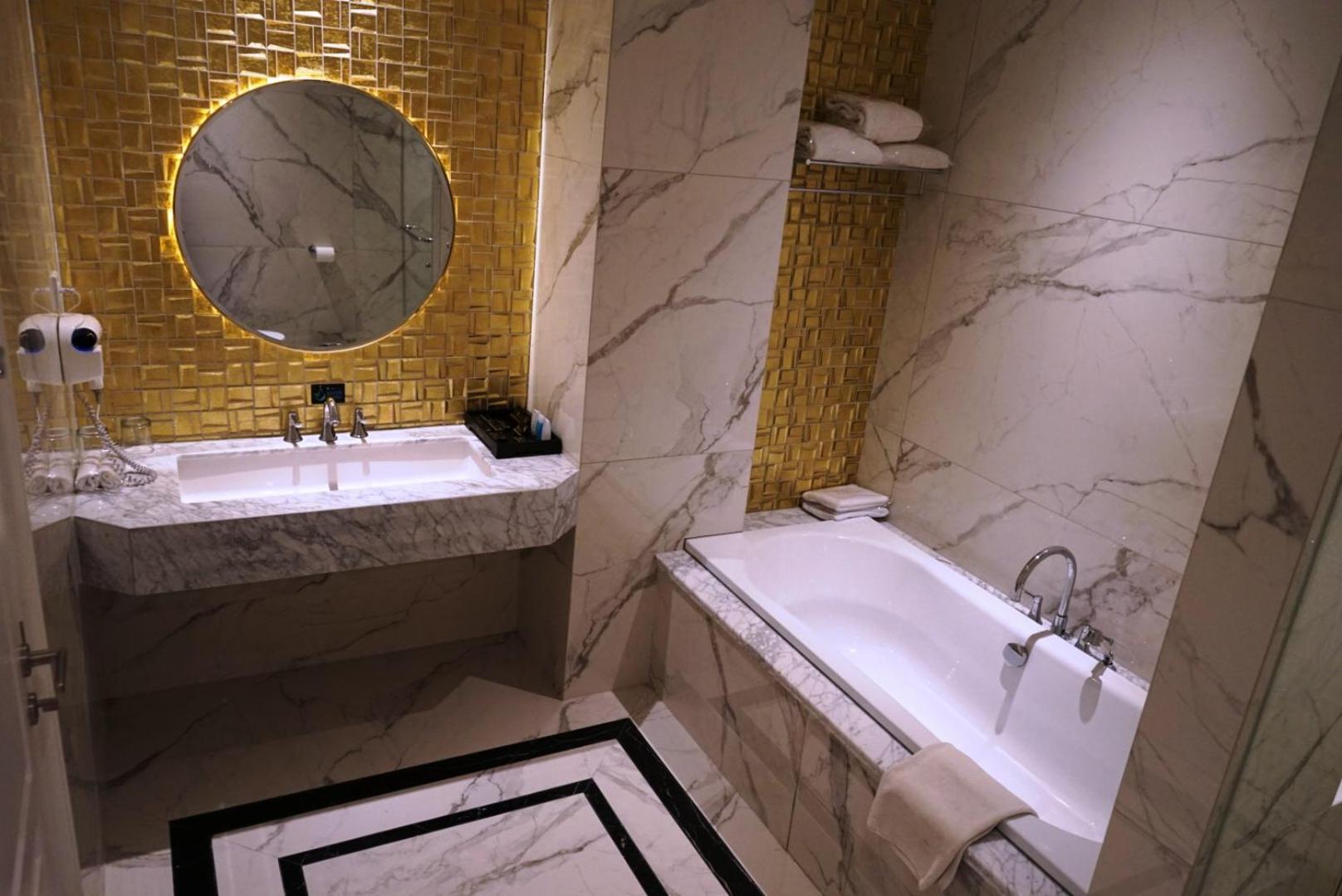 Royal Suite - Photo 7