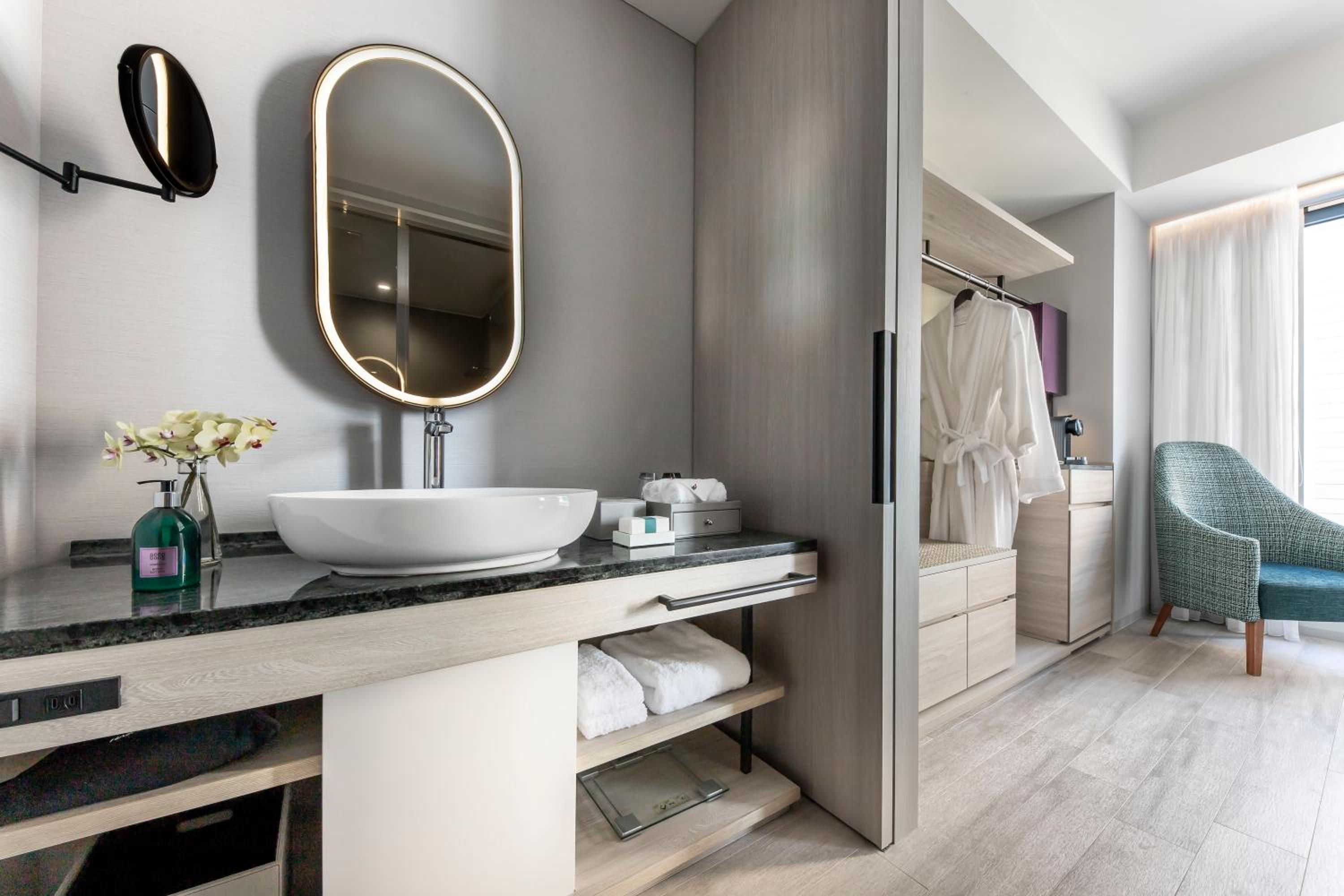Deluxe King Room - Standard Floor - Photo 9