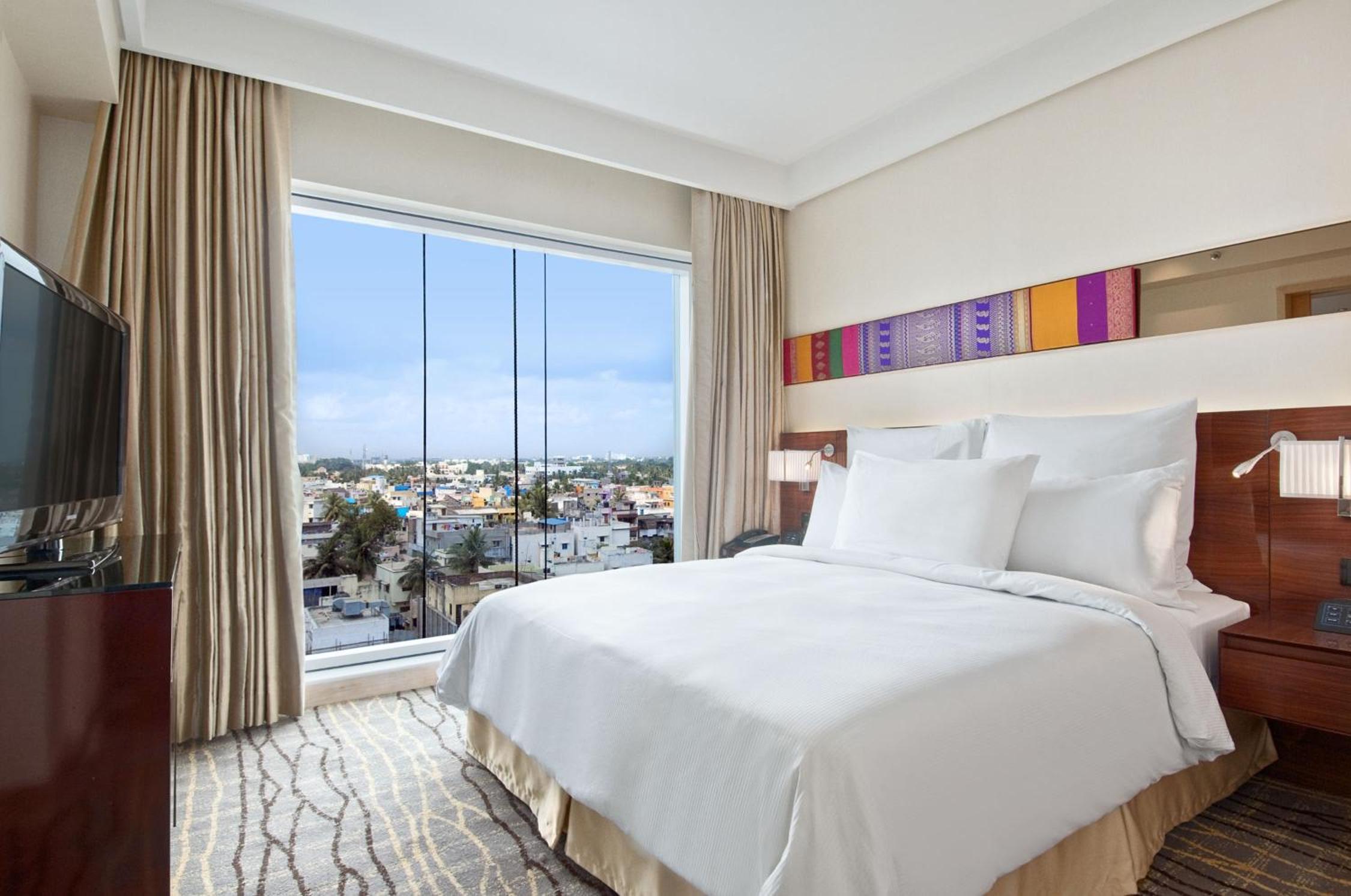 Deluxe King Suite - Lounge Access - Photo 5