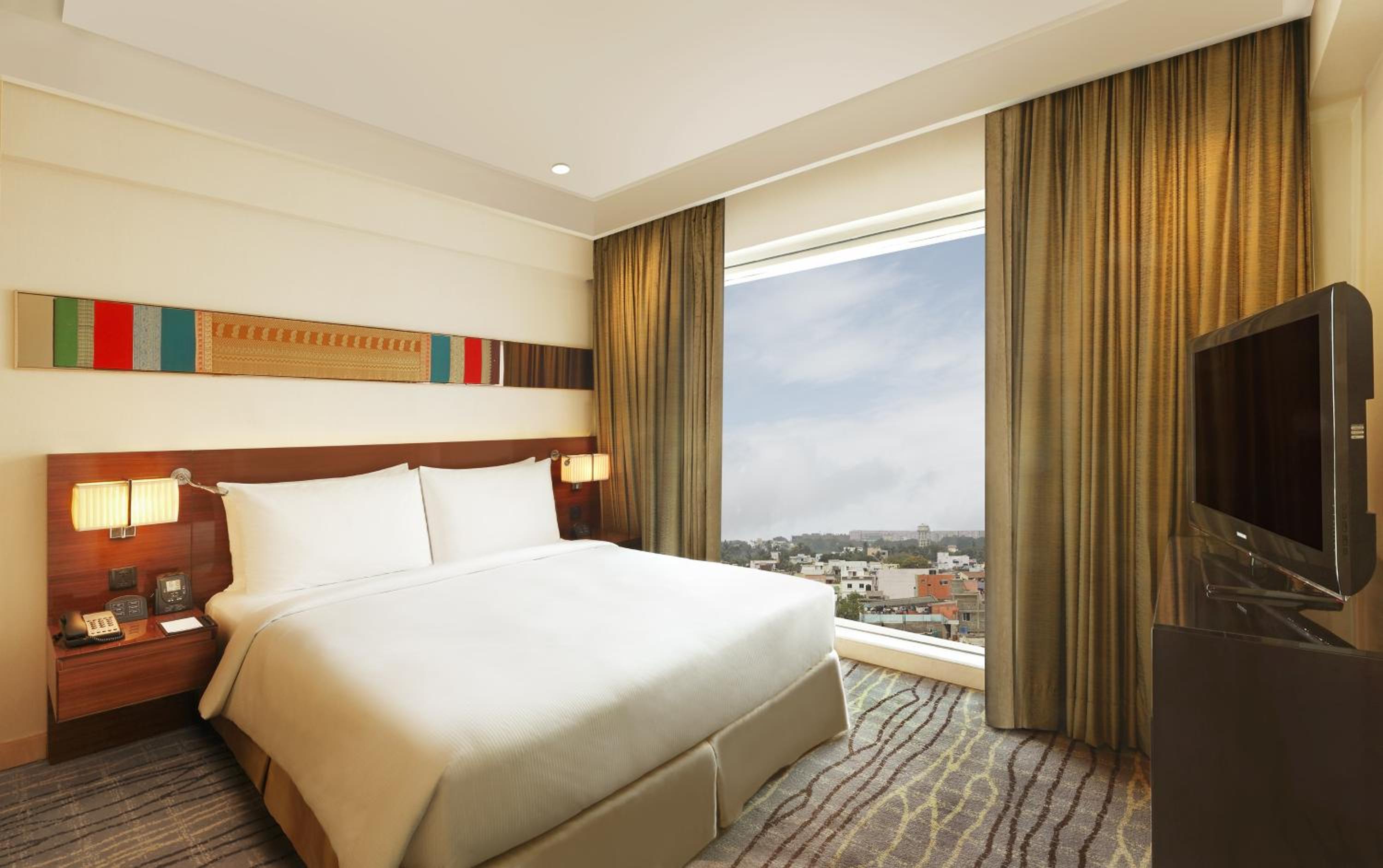 Deluxe King Suite - Lounge Access - Photo 3
