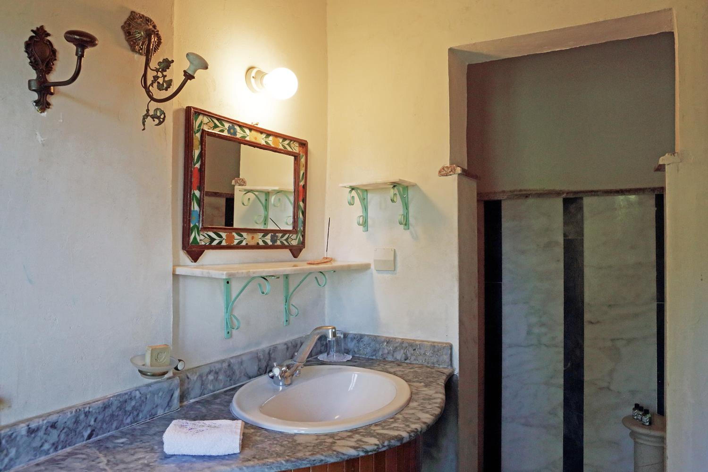 Standard Double Room - Photo 10