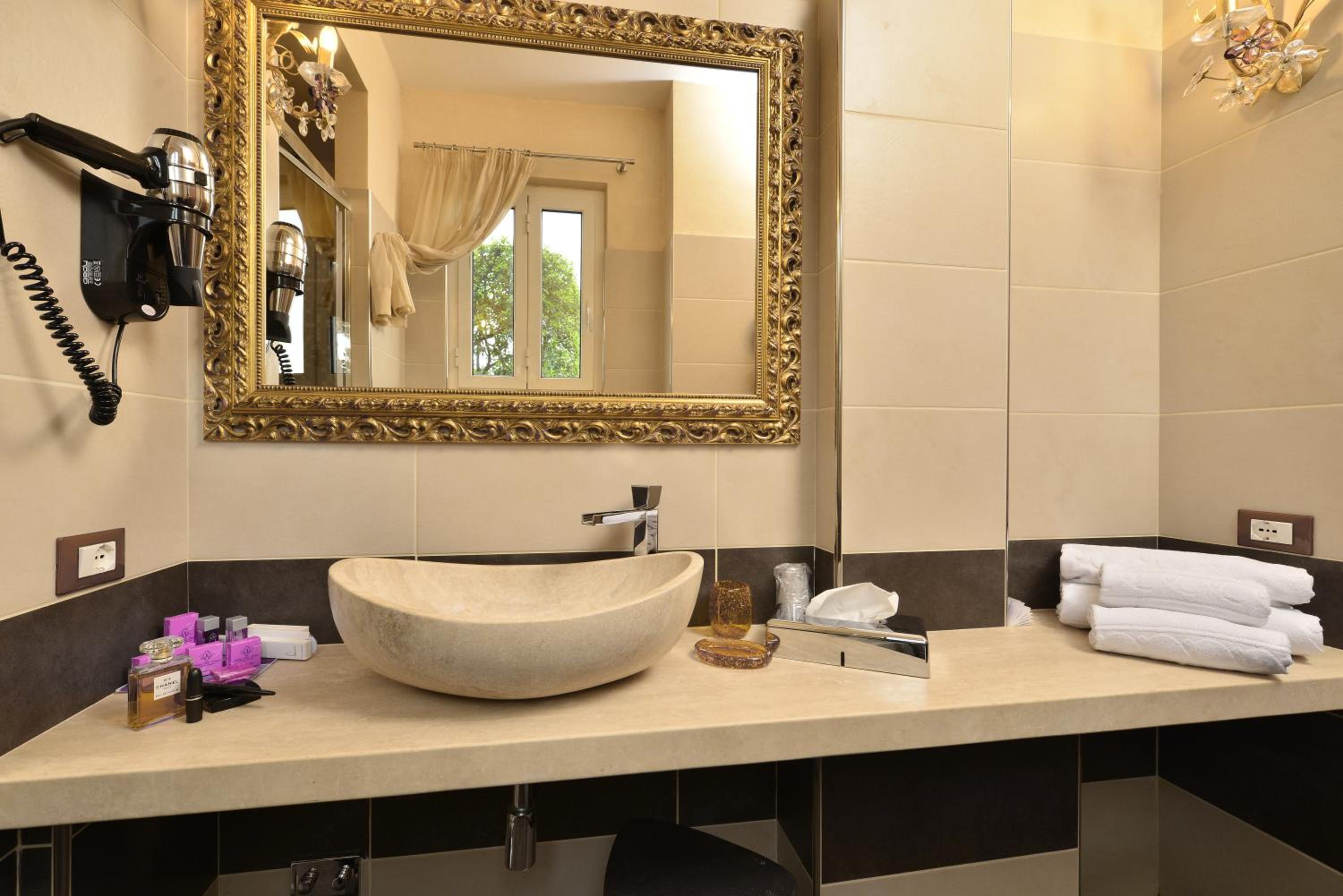 Deluxe Double or Twin Room - Photo 10
