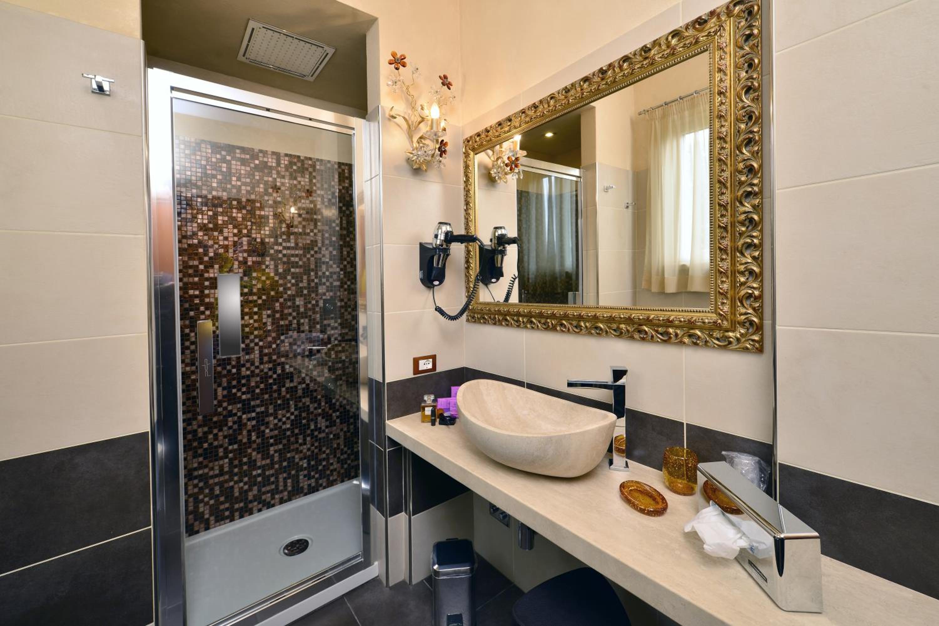 Deluxe Double or Twin Room - Photo 7
