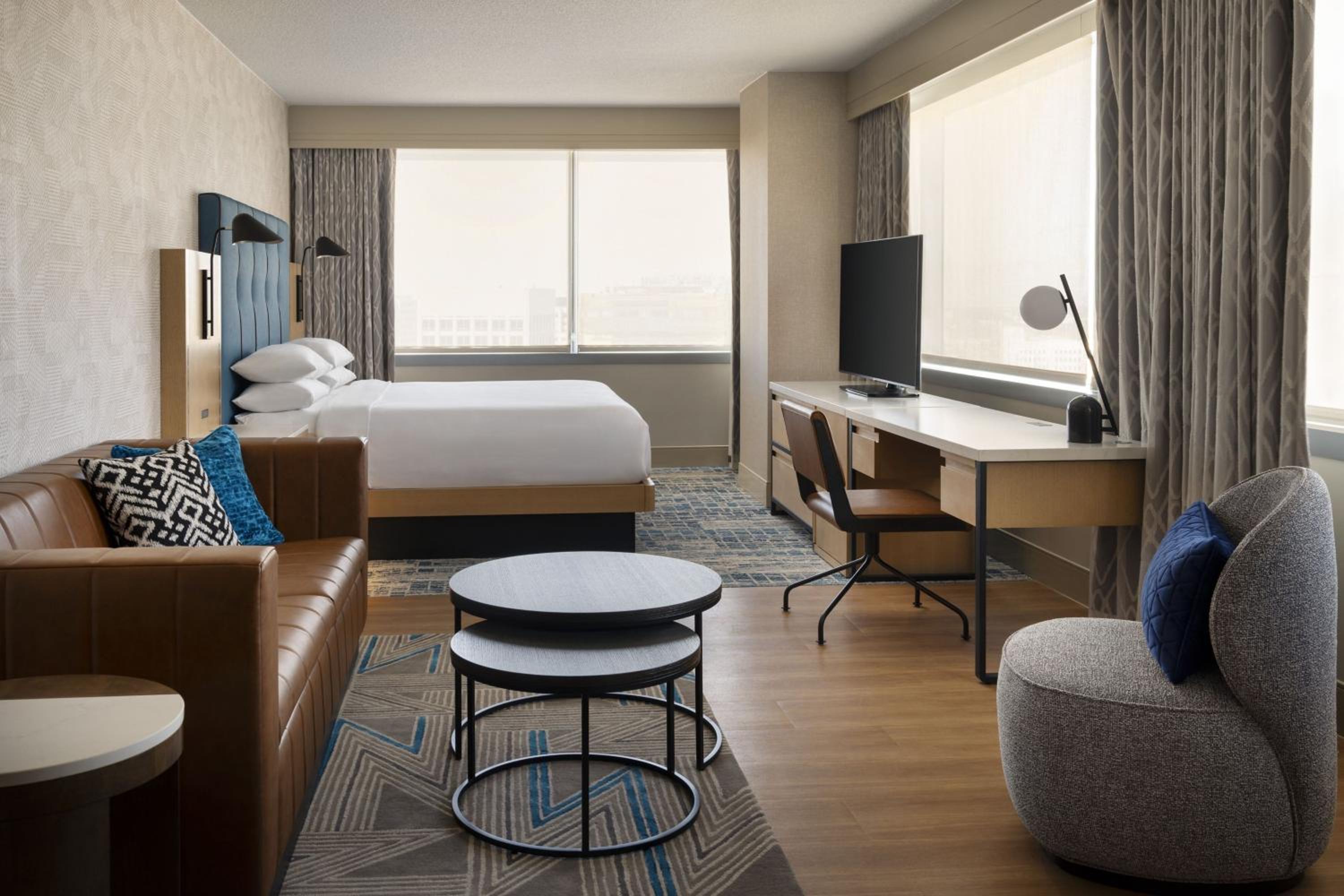 Corner Junior King Suite with Sofa Bed and City View - Photo 2