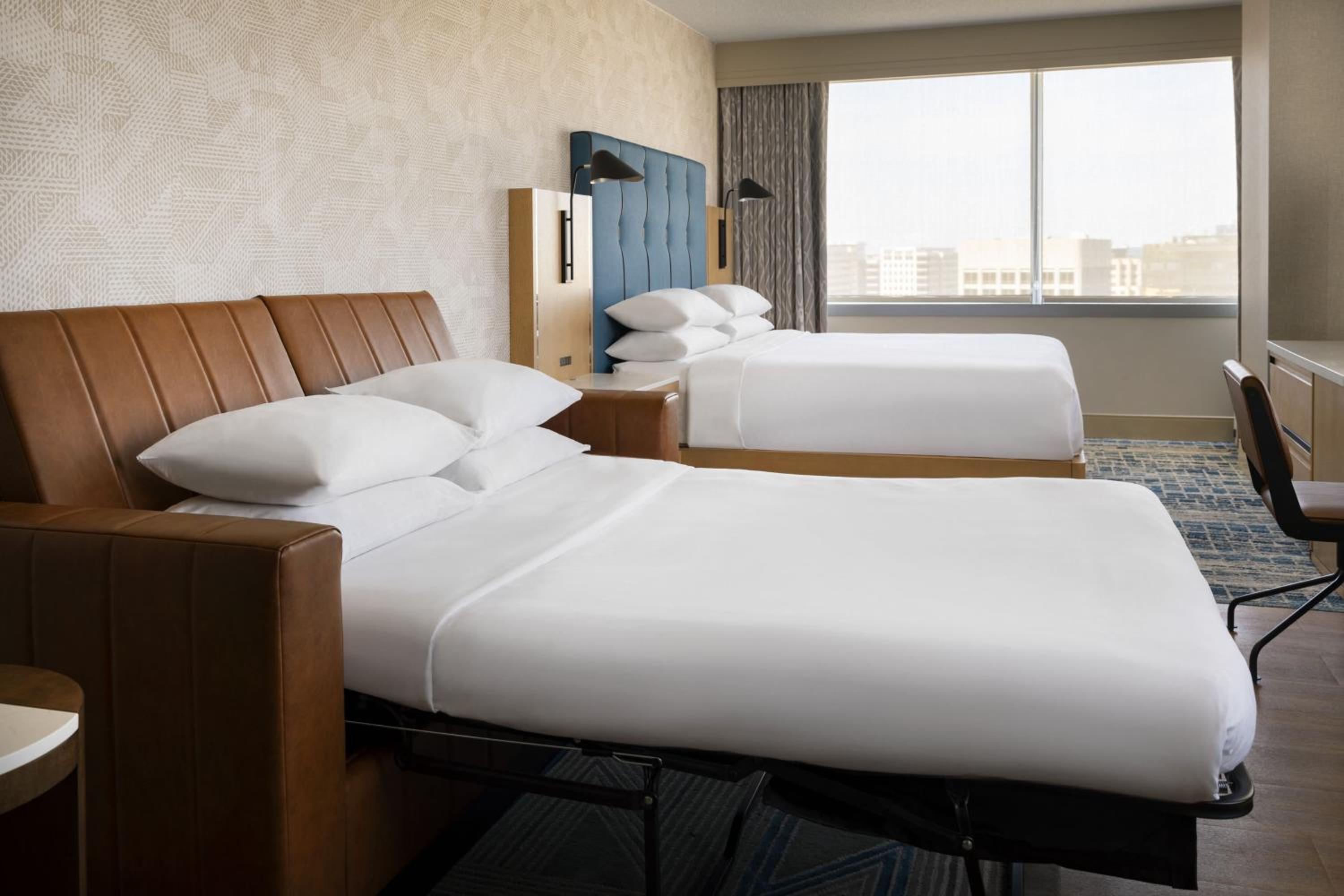 Corner Junior King Suite with Sofa Bed and City View - Photo 4