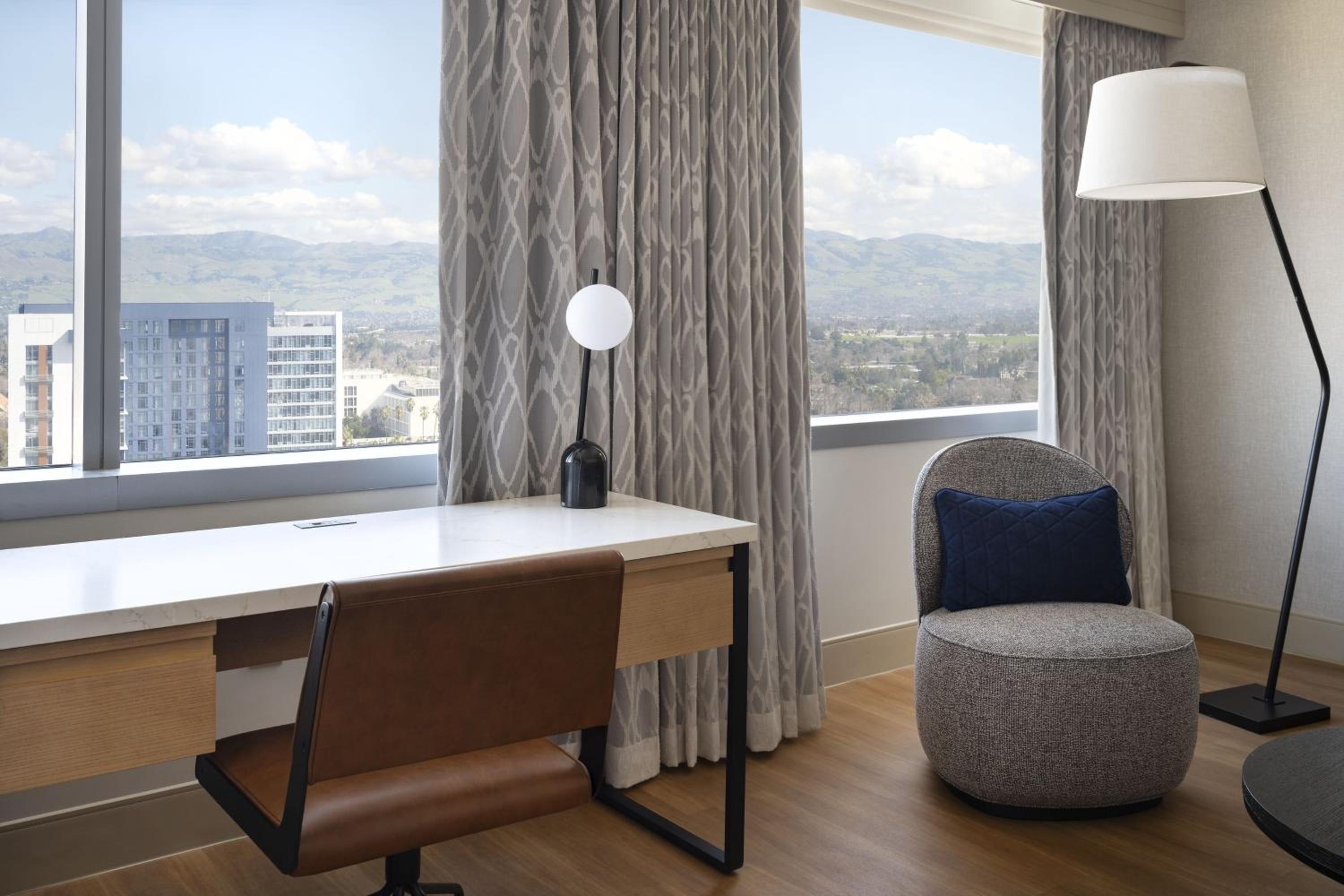 Corner Junior King Suite with Sofa Bed and City View - Photo 3