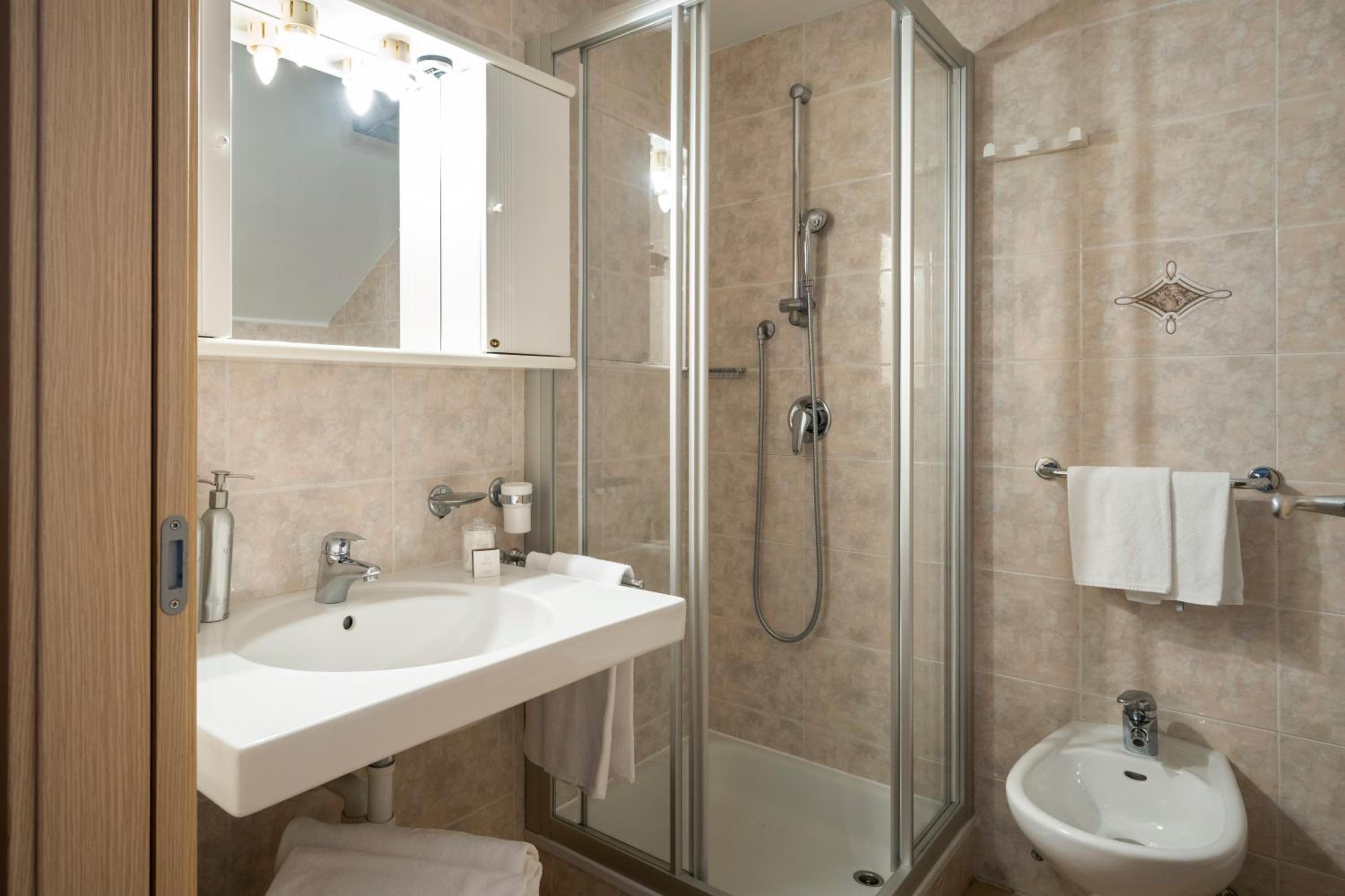 Standard Double or Twin Room photo 2