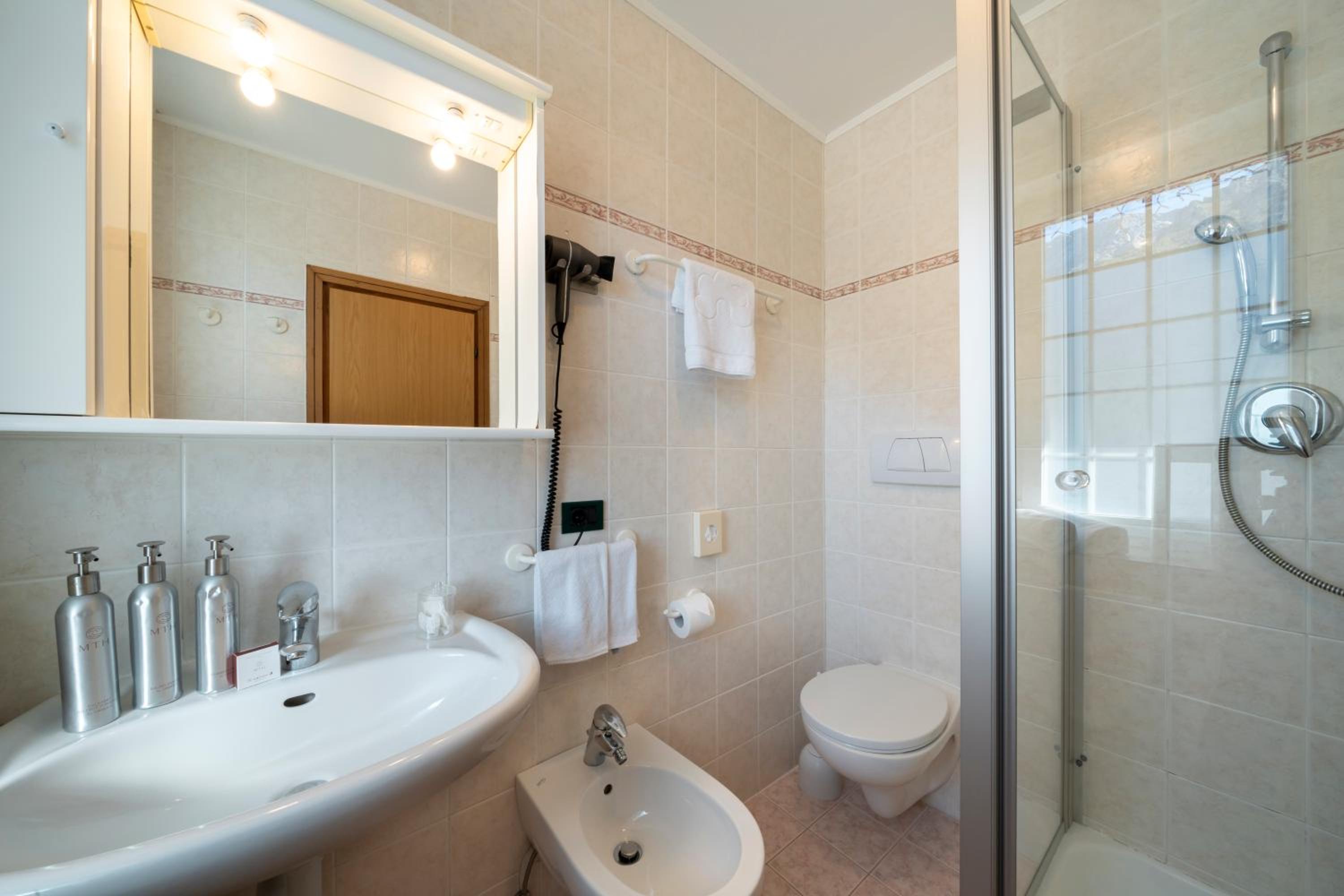 Standard Double or Twin Room photo 3