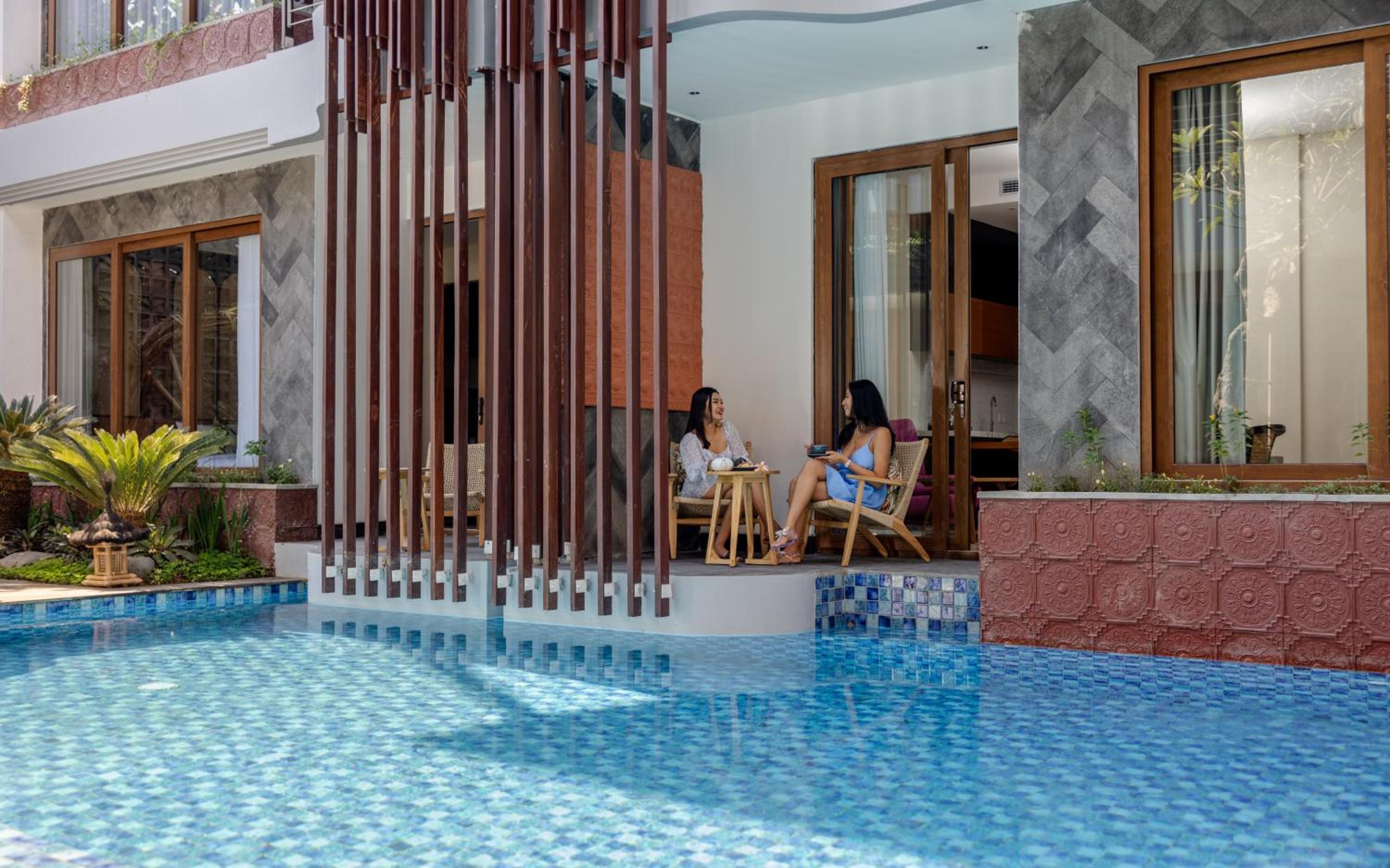 Junior Suite with Pool View - Photo 2