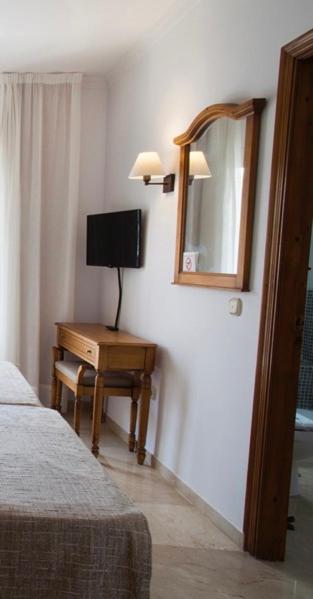 Budget Twin Room with french balcony - Photo 1