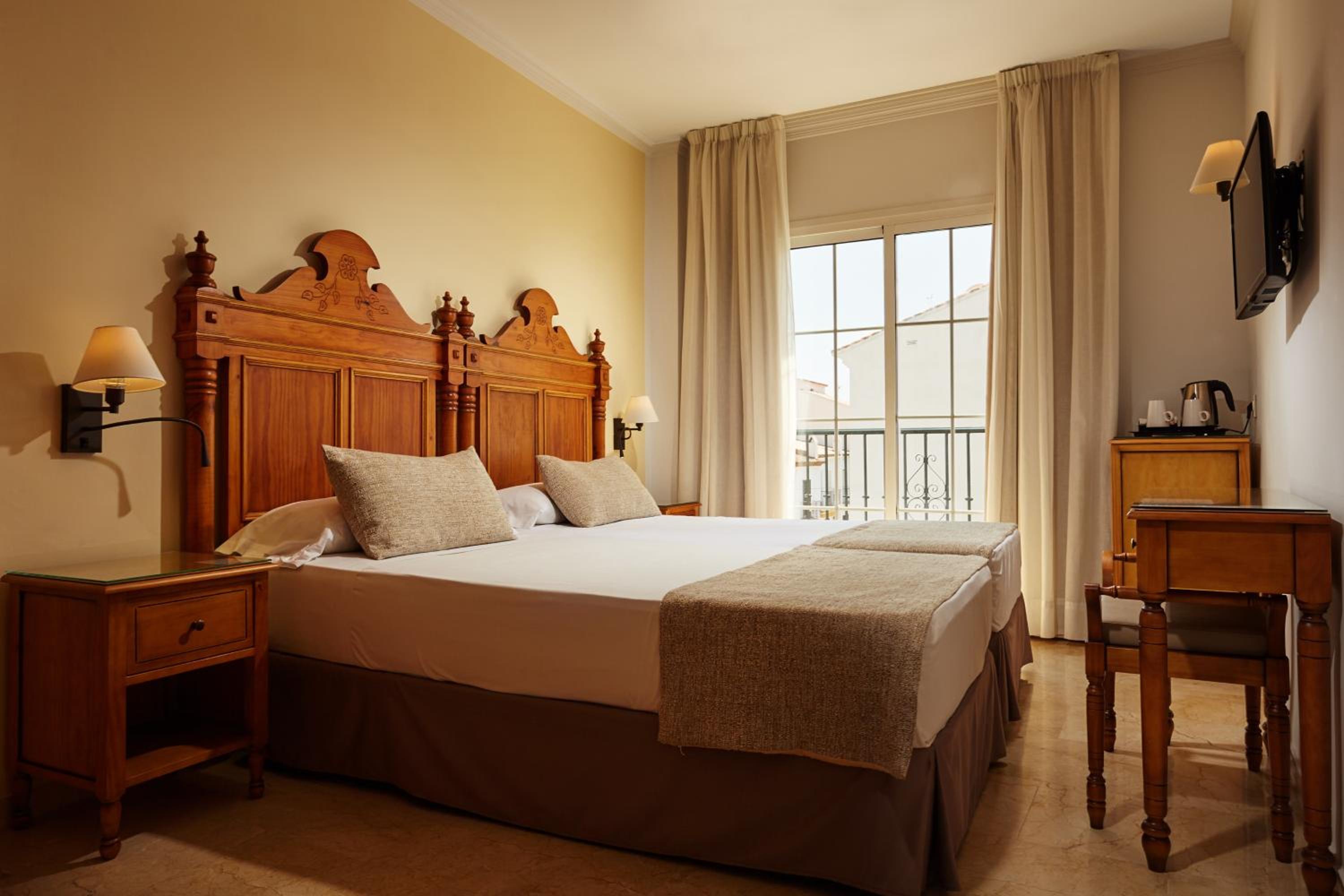 Budget Twin Room with french balcony - Photo 4