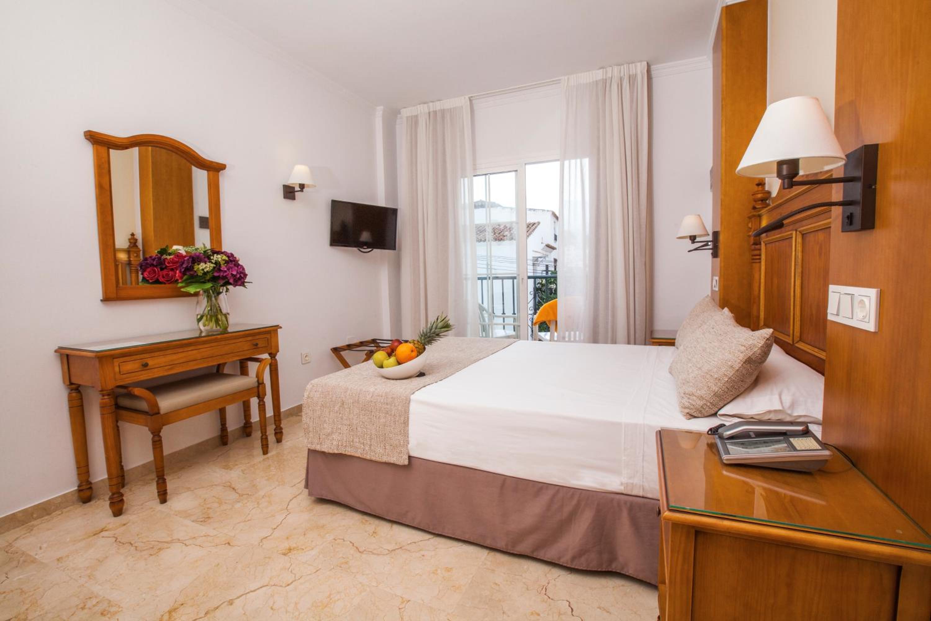 Budget Twin Room with french balcony - Photo 6