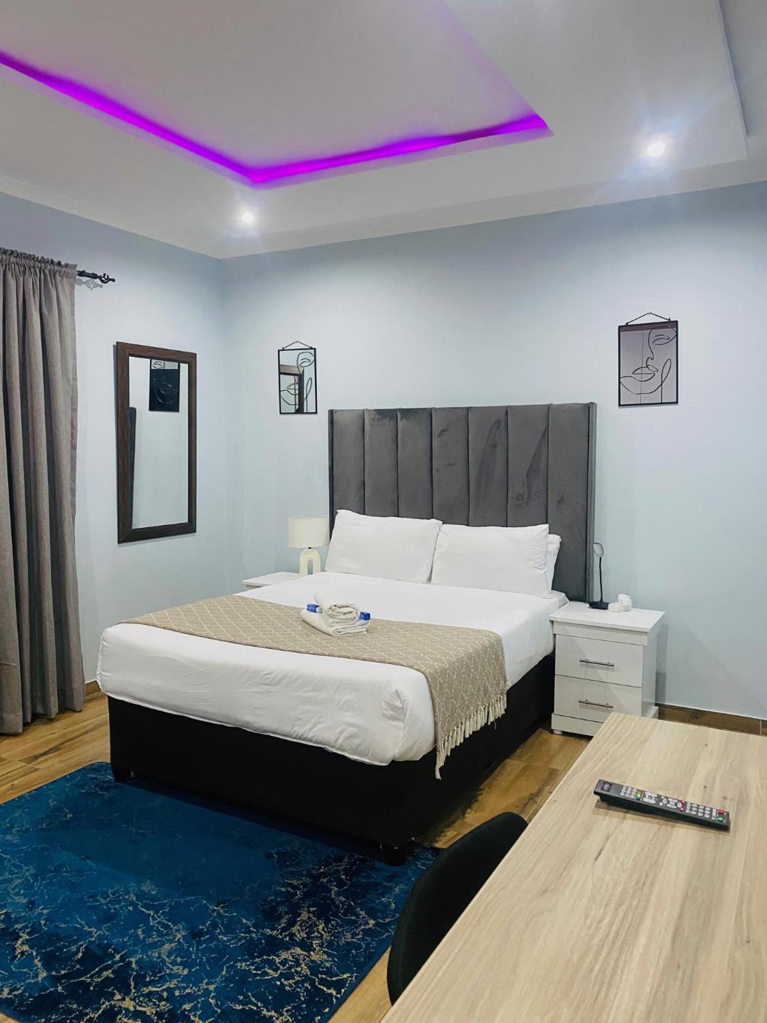 Double Room with Shared Bathroom photo 3