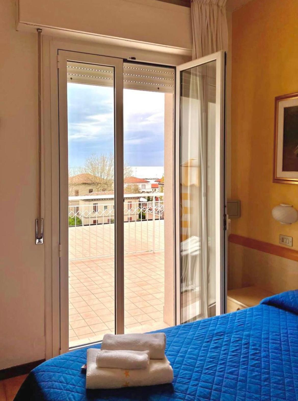 Double Room with Balcony - Photo 2