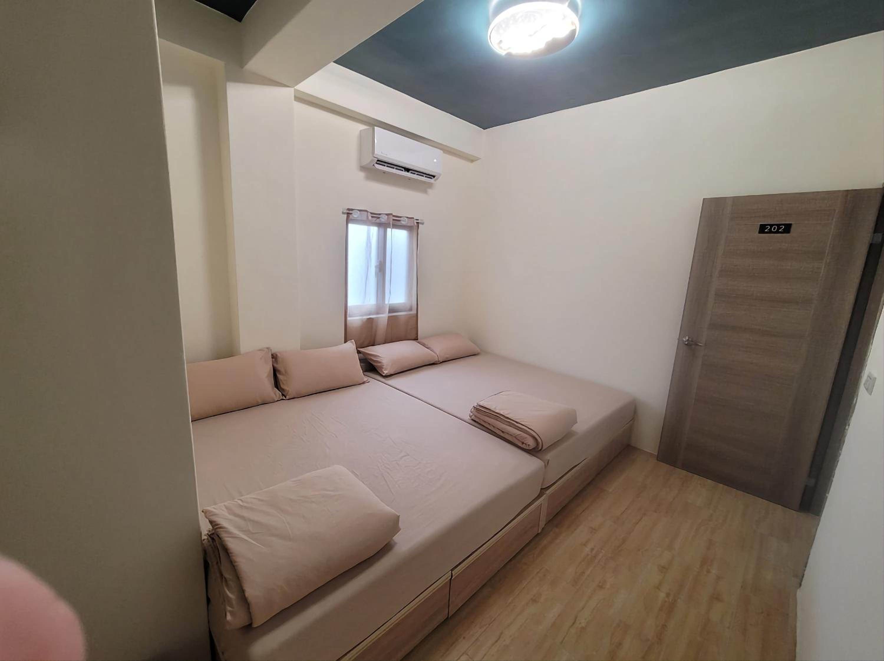 Quadruple Room with Private Bathroom photo 3