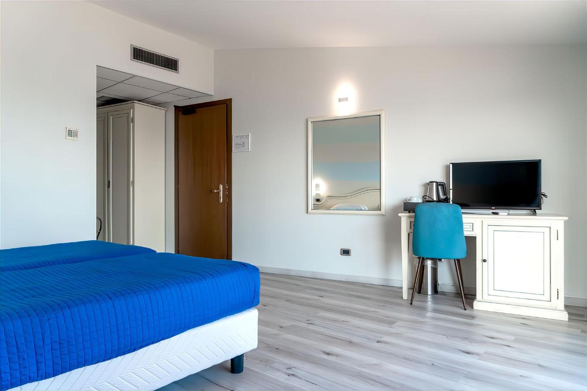 Deluxe Double or Twin Room with Lake View photo 3