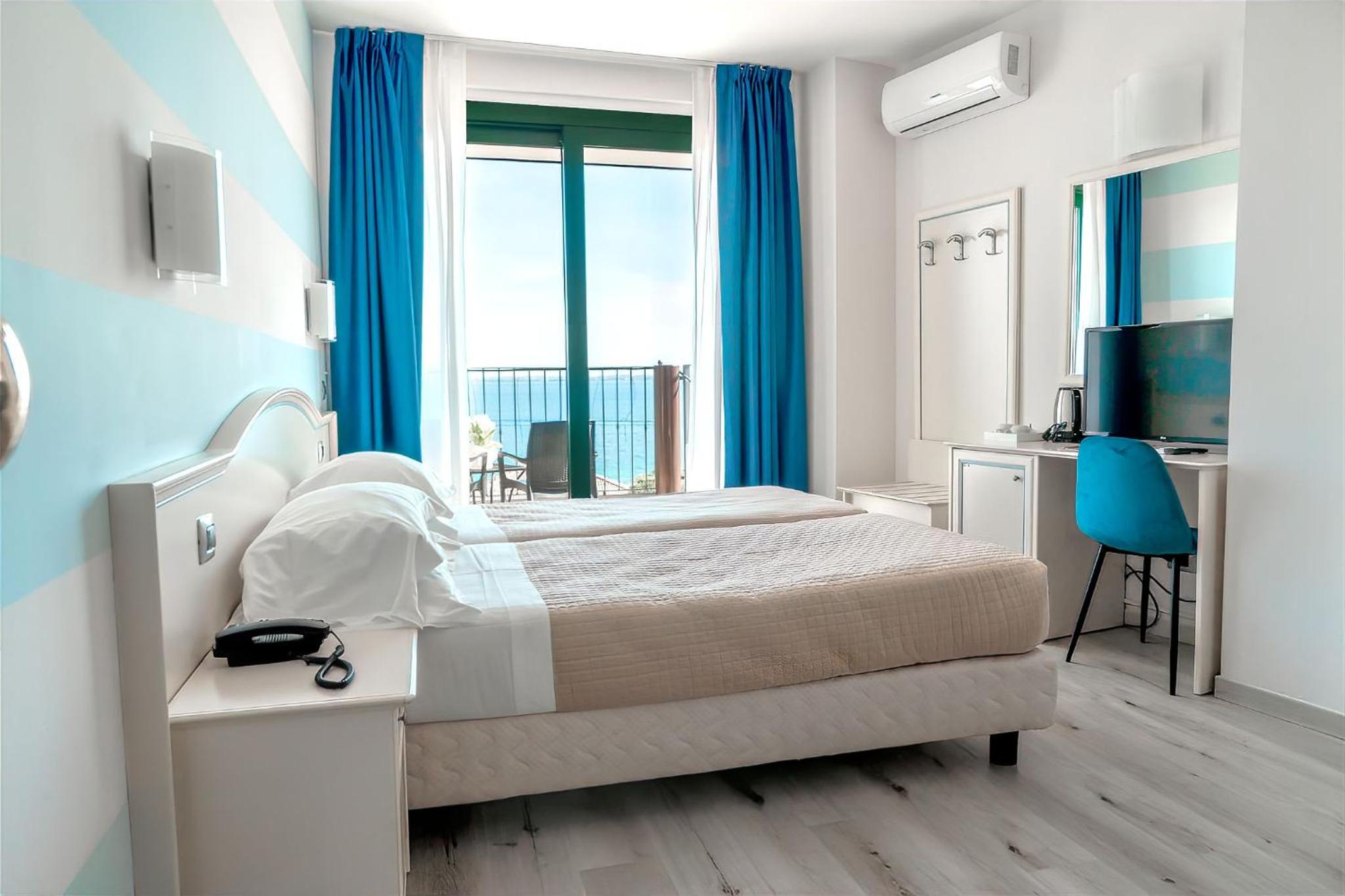 Superior Double or Twin Room with Lake View photo 2