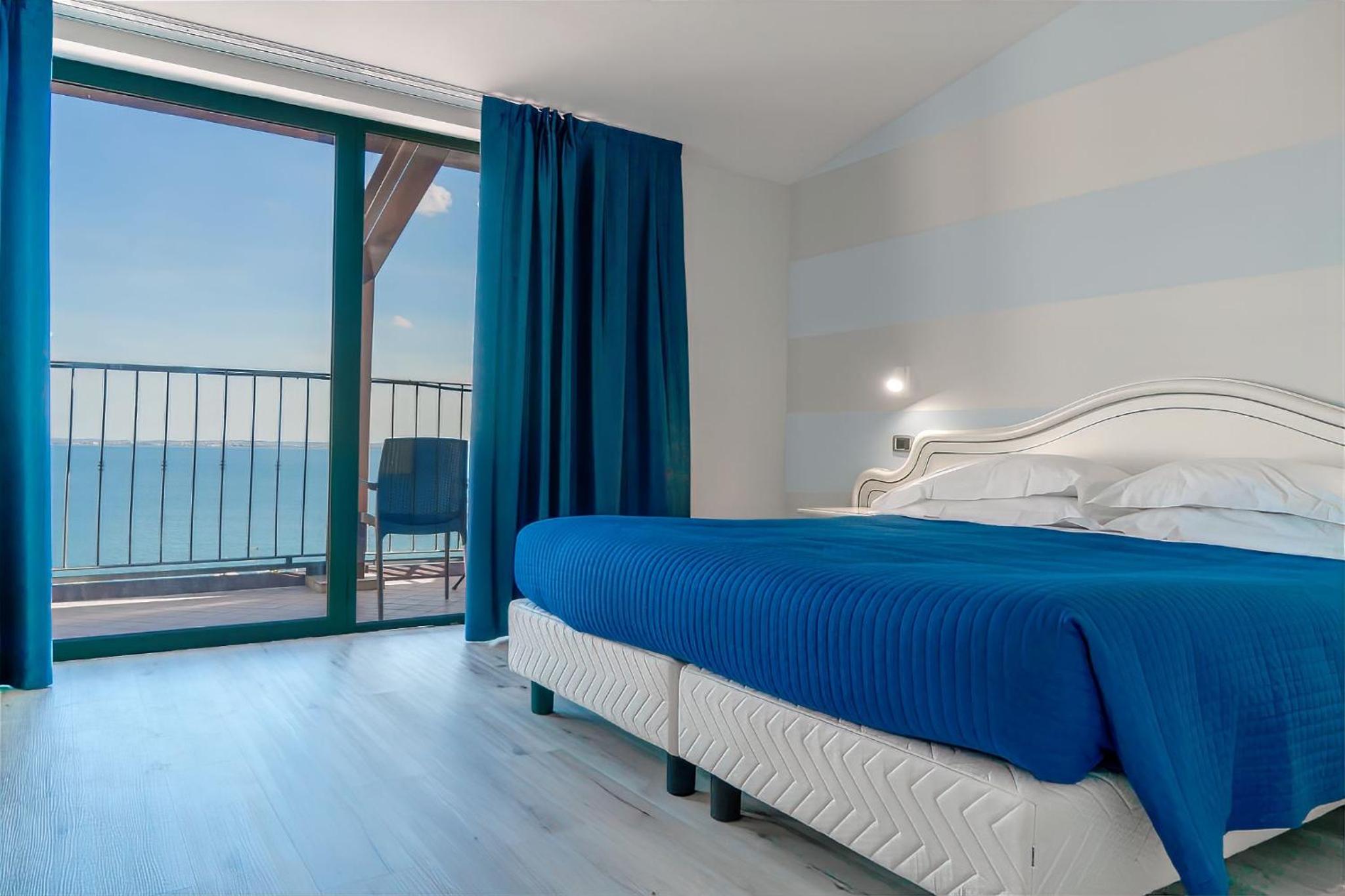 Deluxe Double or Twin Room with Lake View photo 2