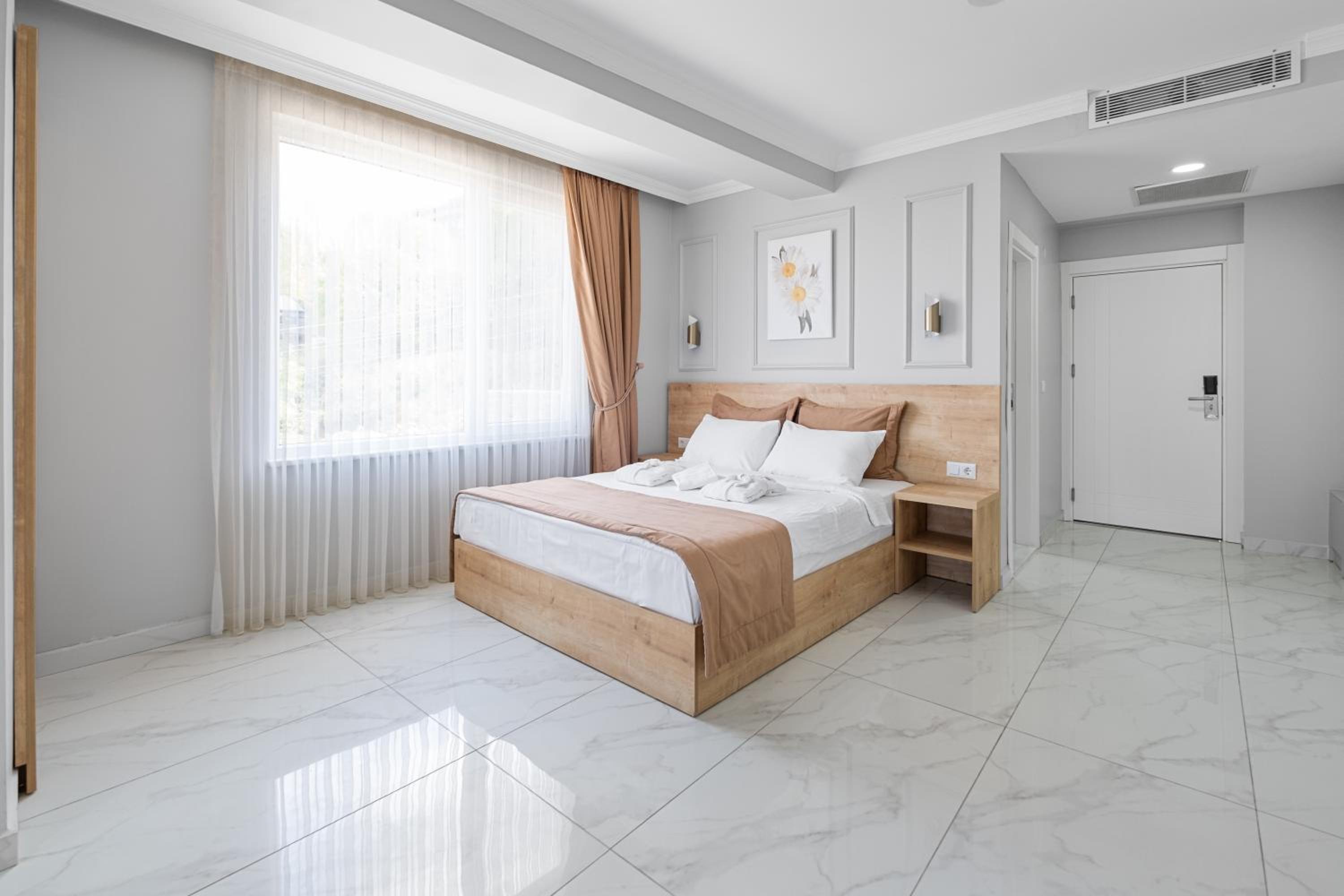 Deluxe Double Room with Bath photo 3