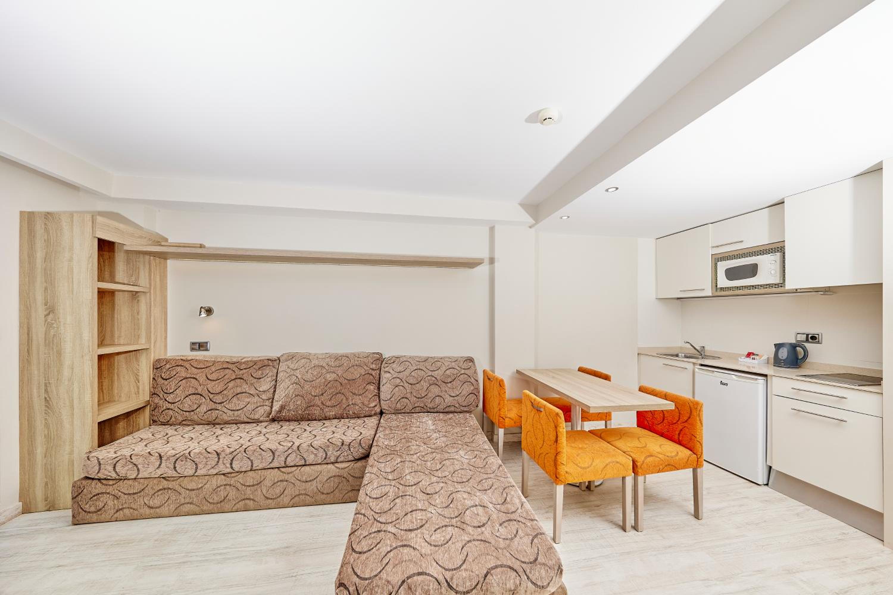 One-Bedroom Apartment - Annex Building thumbnail 6