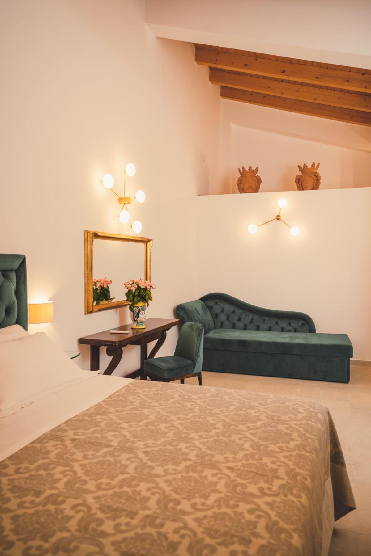 Suite with Spa Bath photo 2