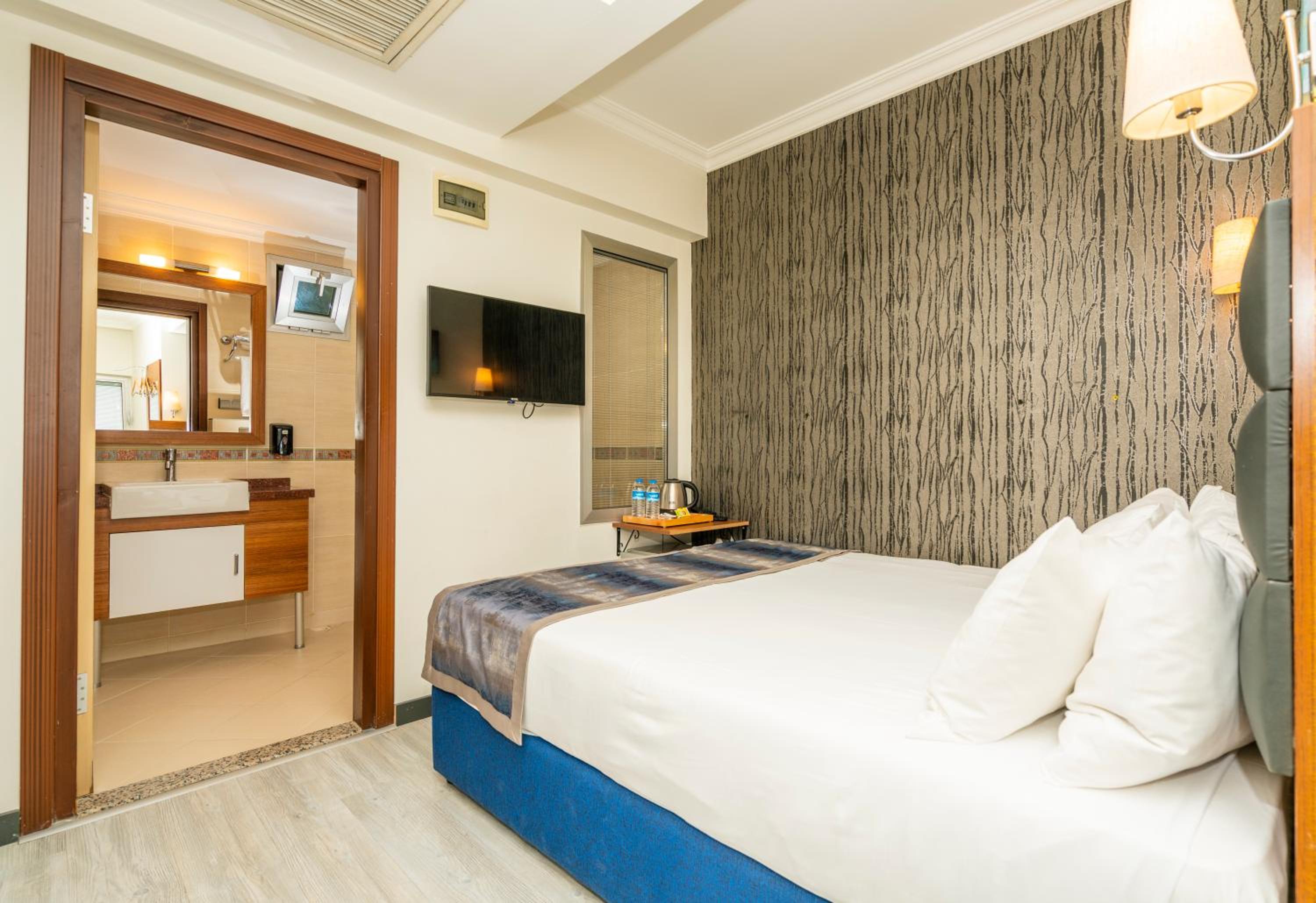 Budget Double Room photo 2