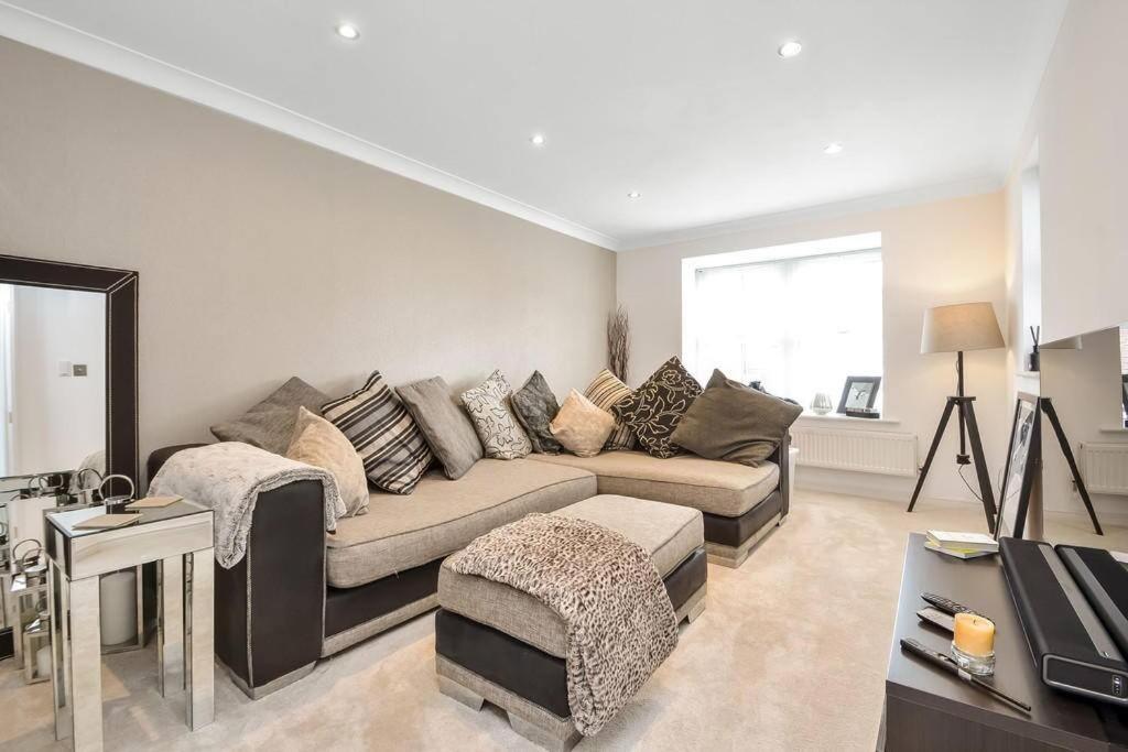Five-Bedroom House photo 1