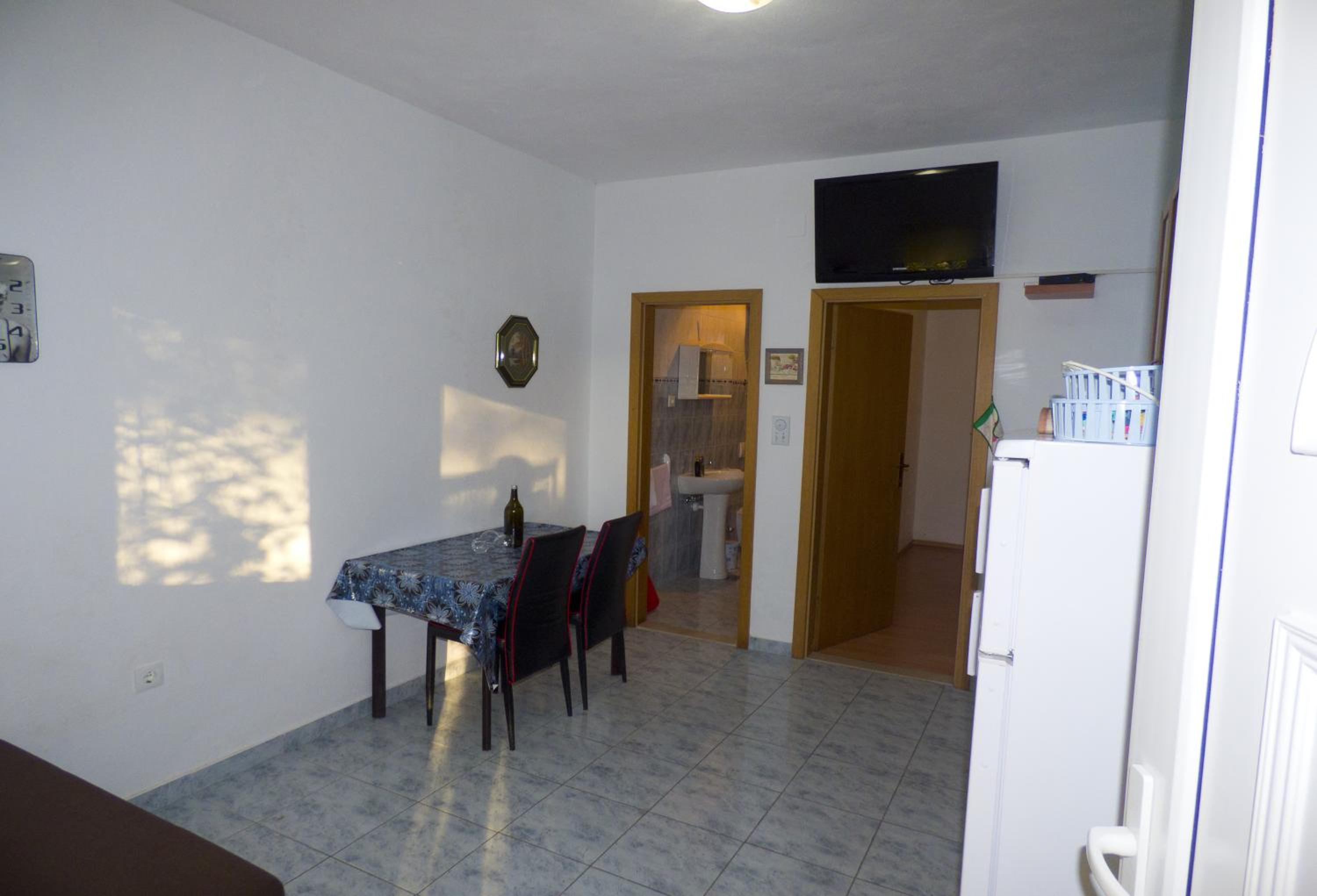 One-Bedroom Apartment with Terrace - Photo 17