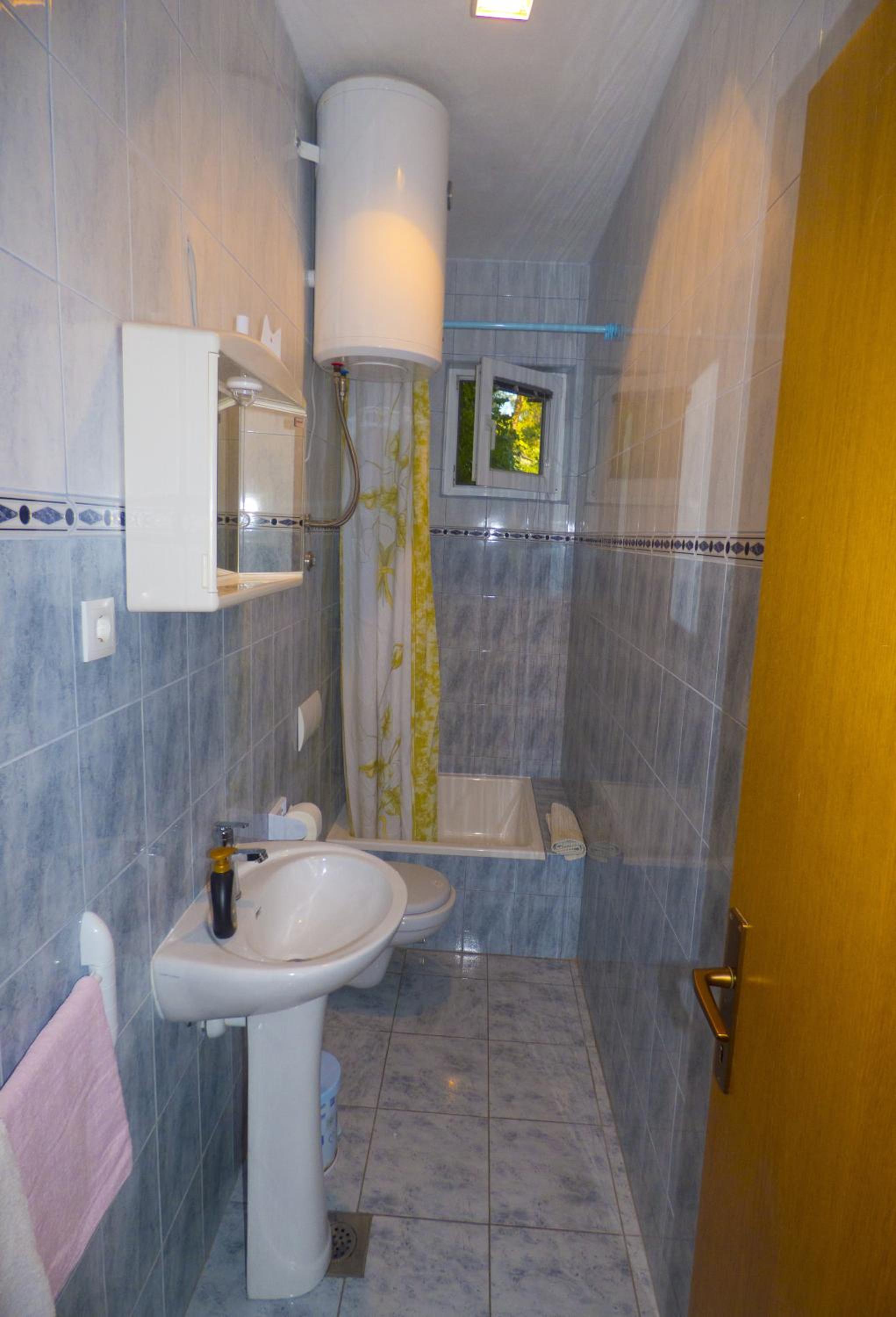 One-Bedroom Apartment with Terrace - Photo 12