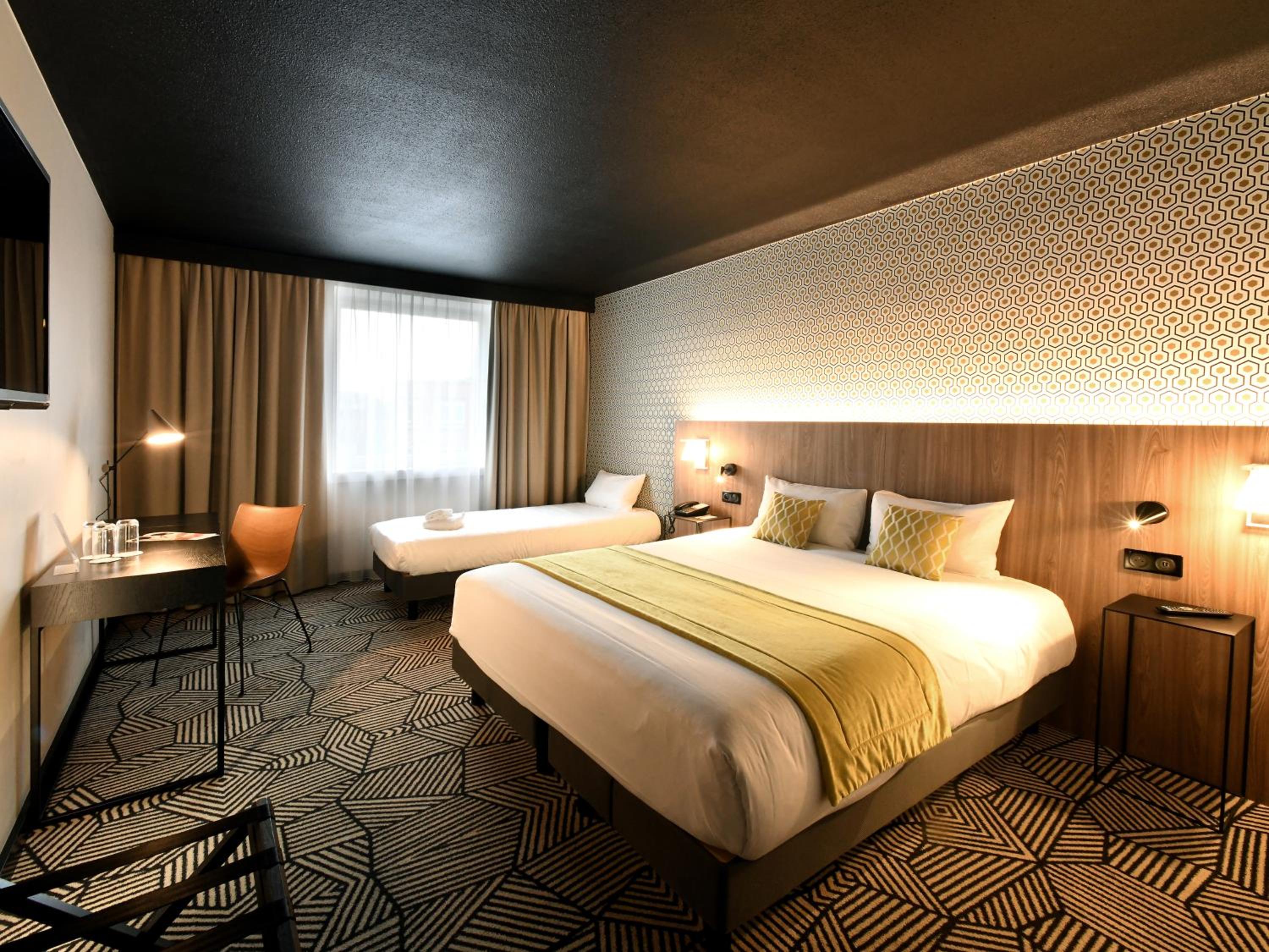 Family Superior Room with One Double Bed and One Single Bed  photo 3
