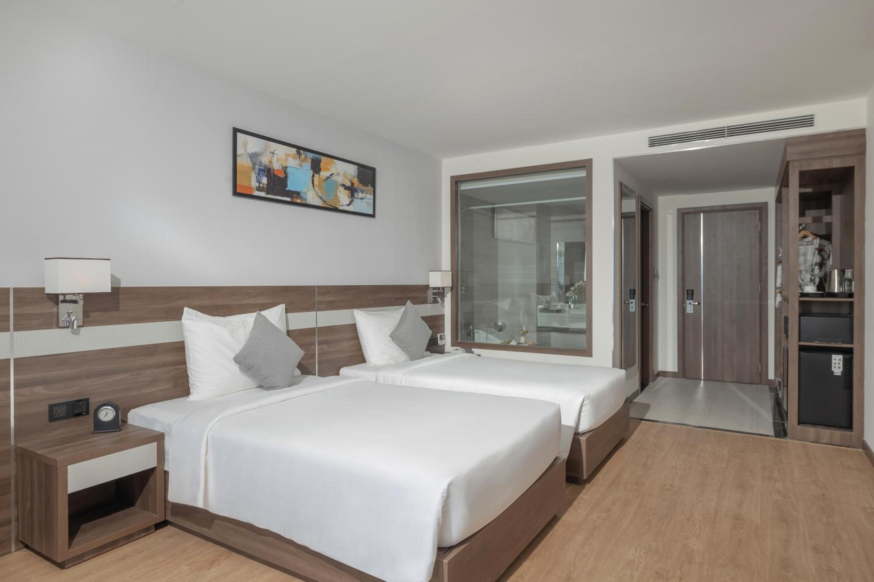 Twin Room with City View - Photo 3