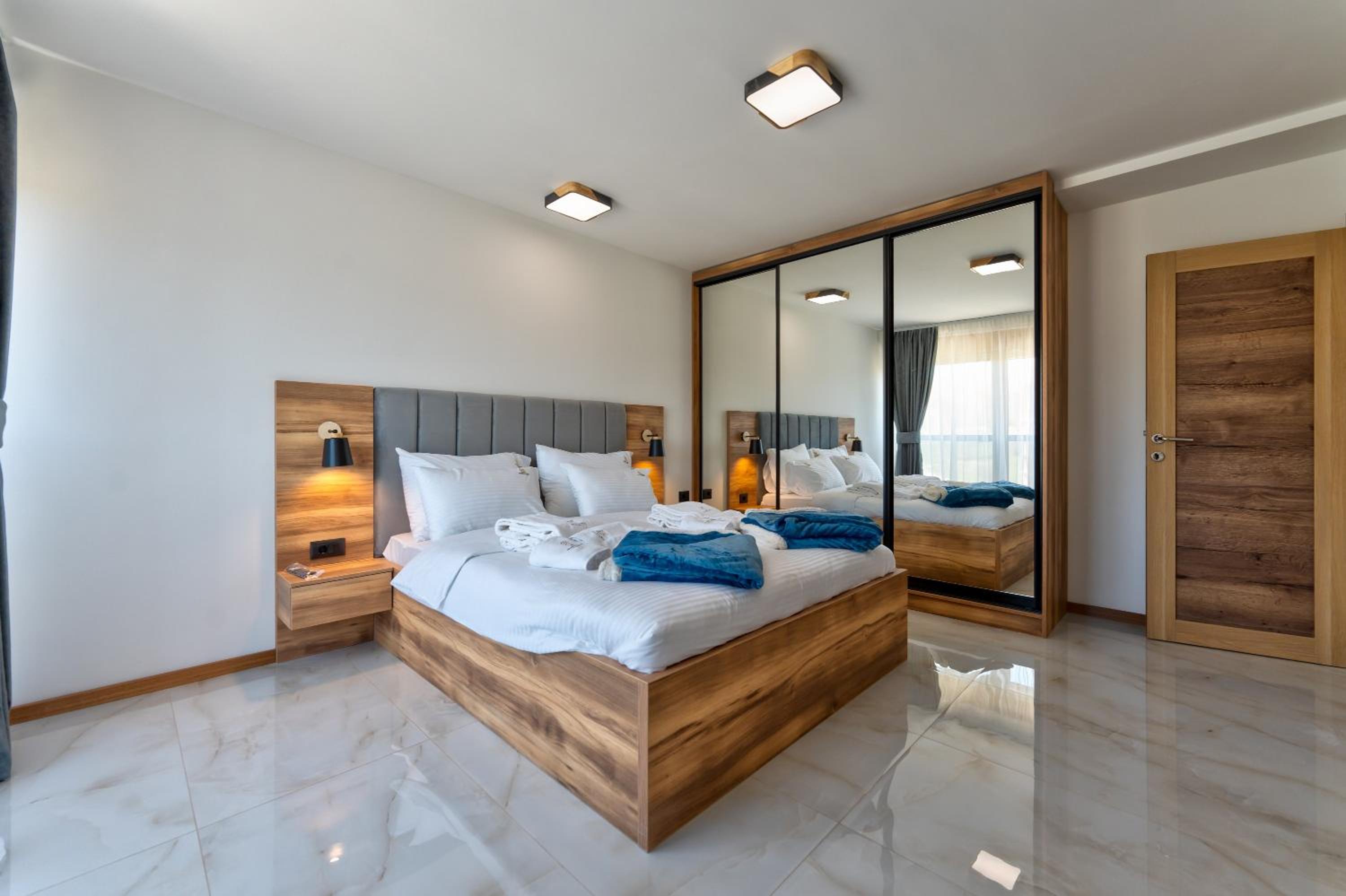 Deluxe One-Bedroom Apartment with Hot Tube and Free Spa Access