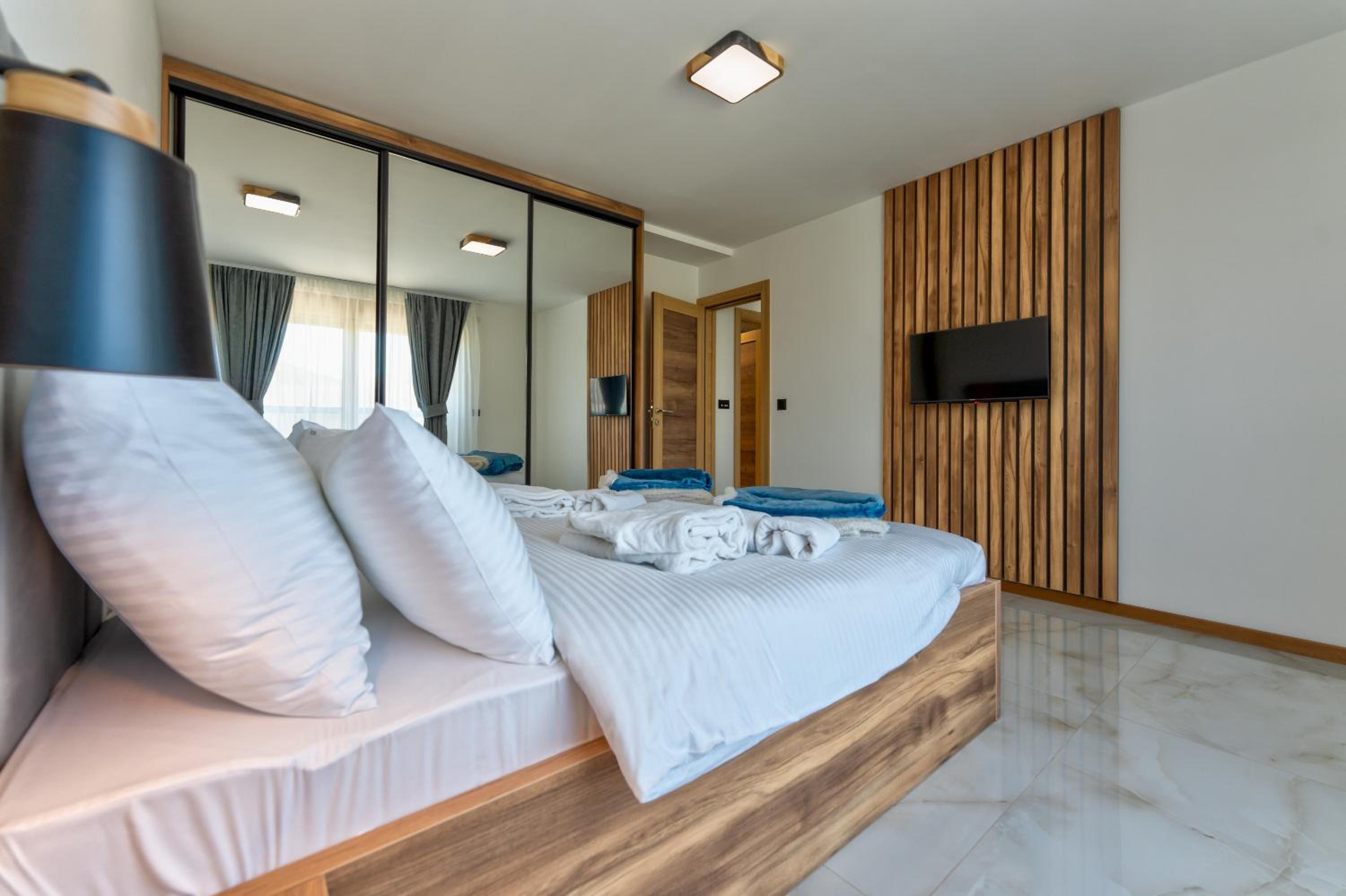 Deluxe One-Bedroom Apartment with Hot Tube and Free Spa Access, photo 6