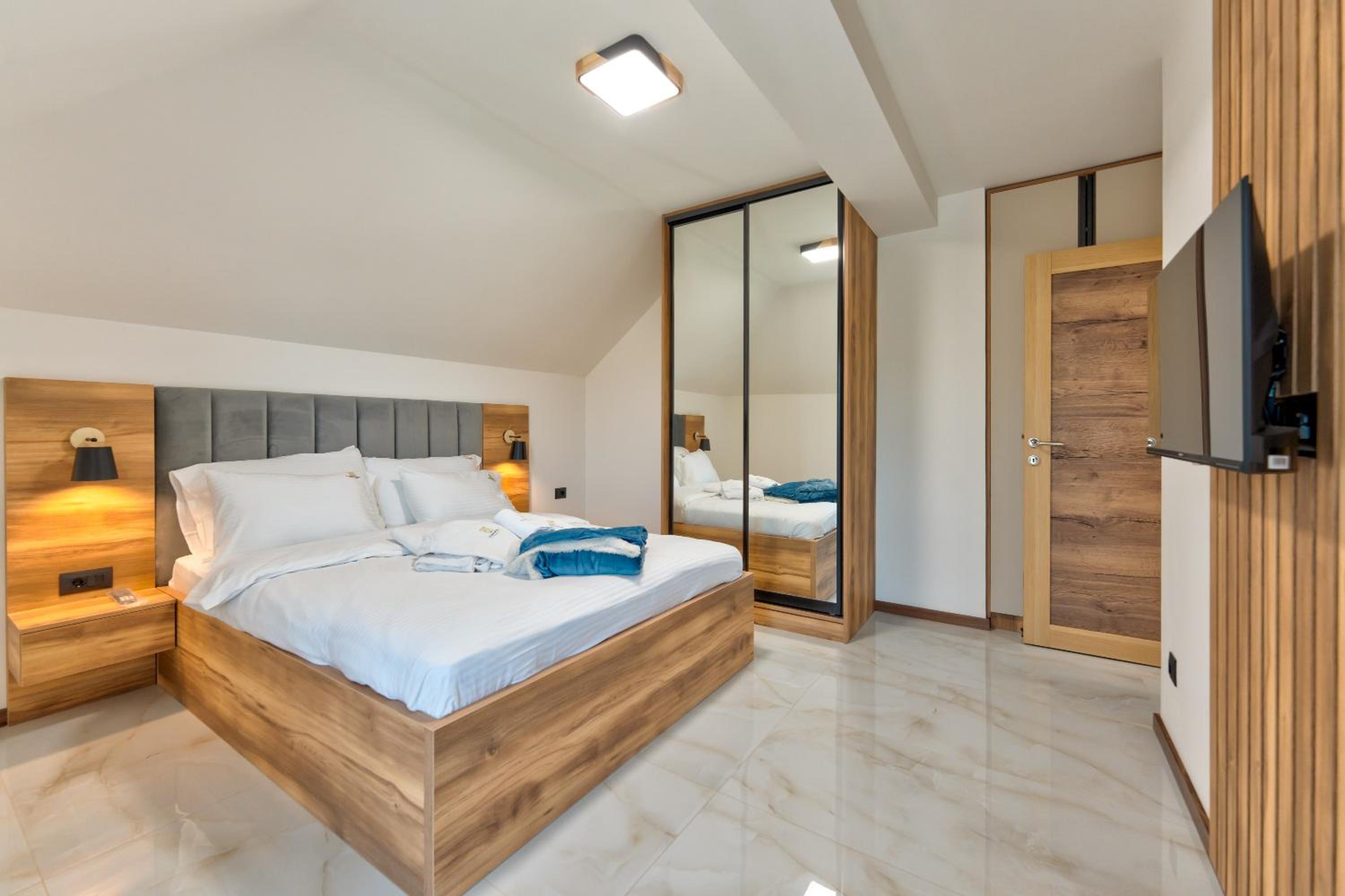 Duplex Apartment with Hot Tube and Free Spa Access