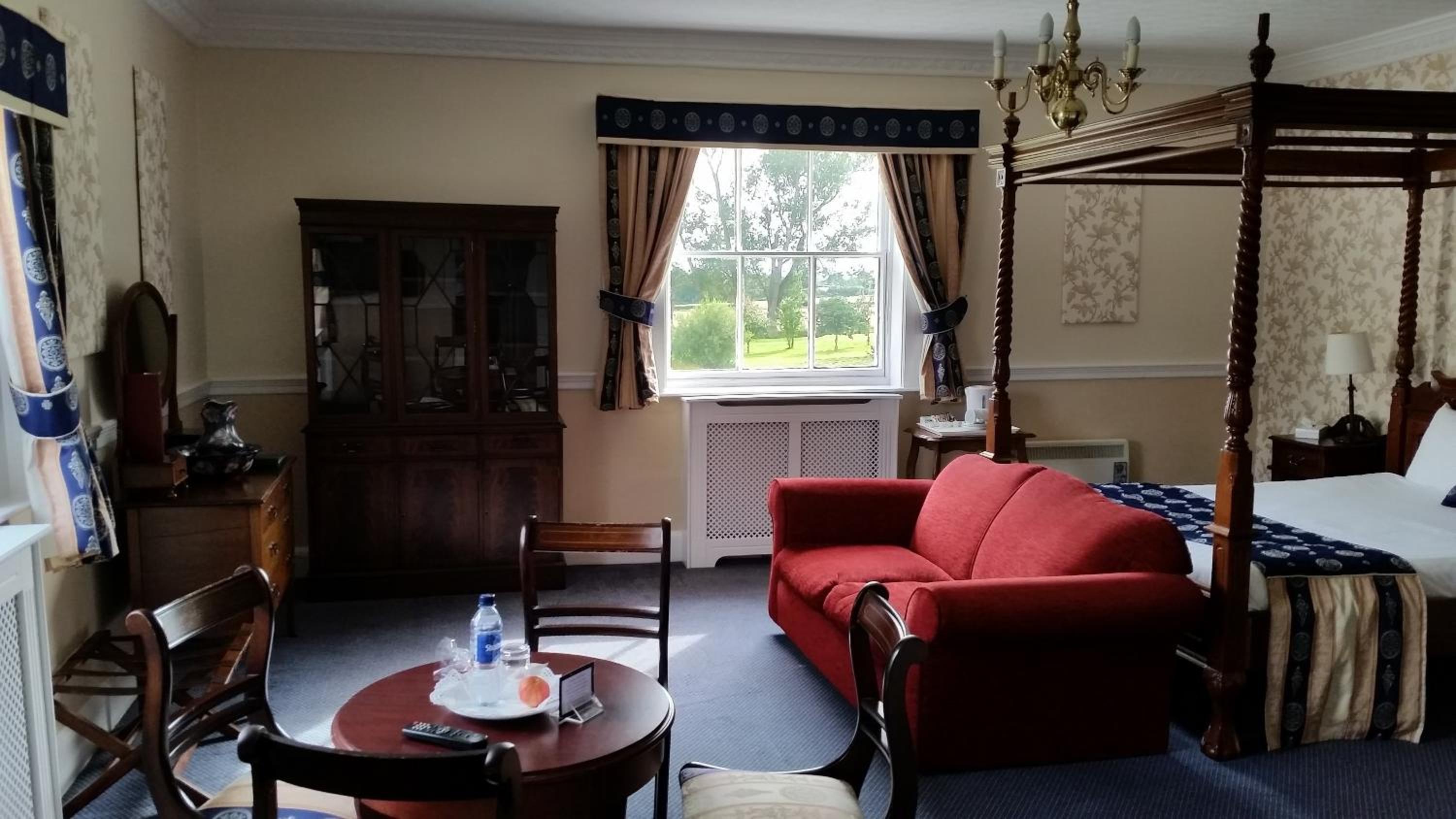 Four Poster Room photo 3