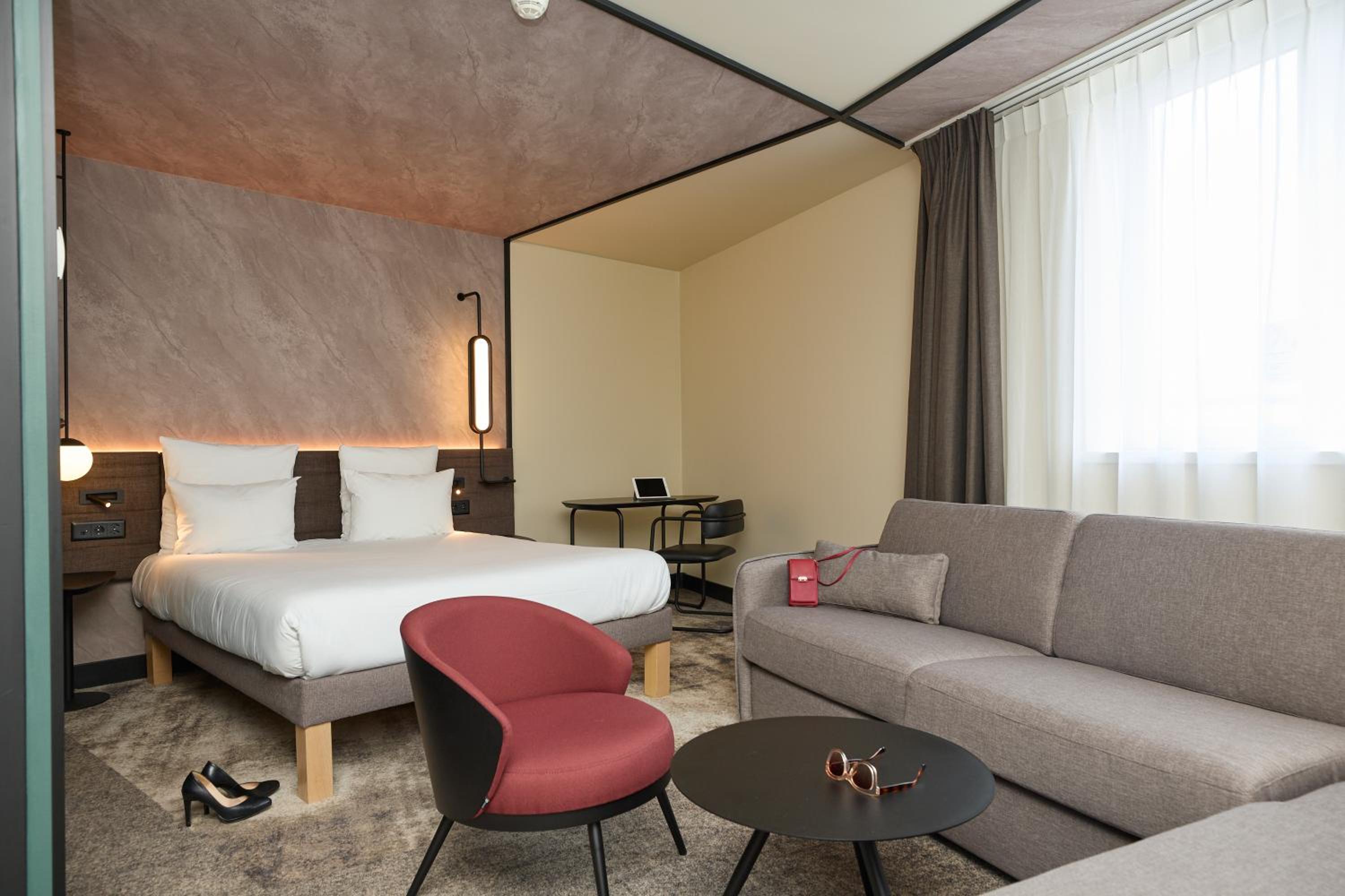 Junior Suite with One Queen Bed and Sofa - Photo 3