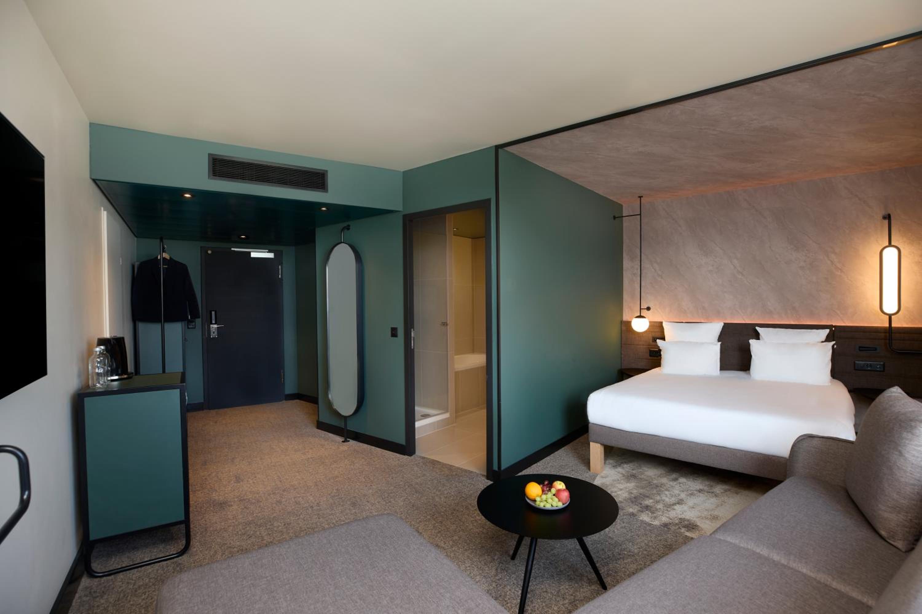 Junior Suite with One Queen Bed and Sofa - Photo 2