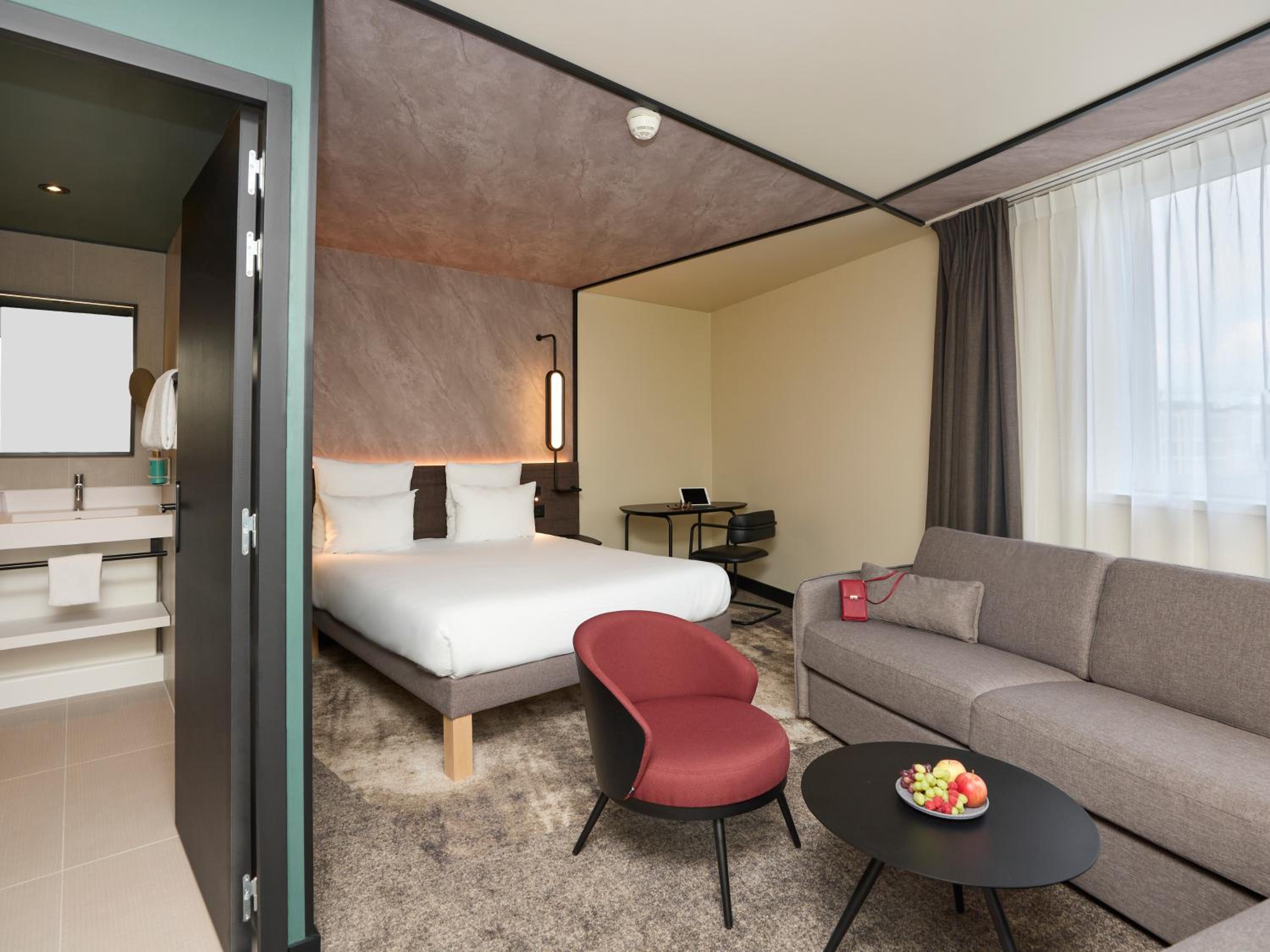 Junior Suite with One Queen Bed and Sofa - Photo 5