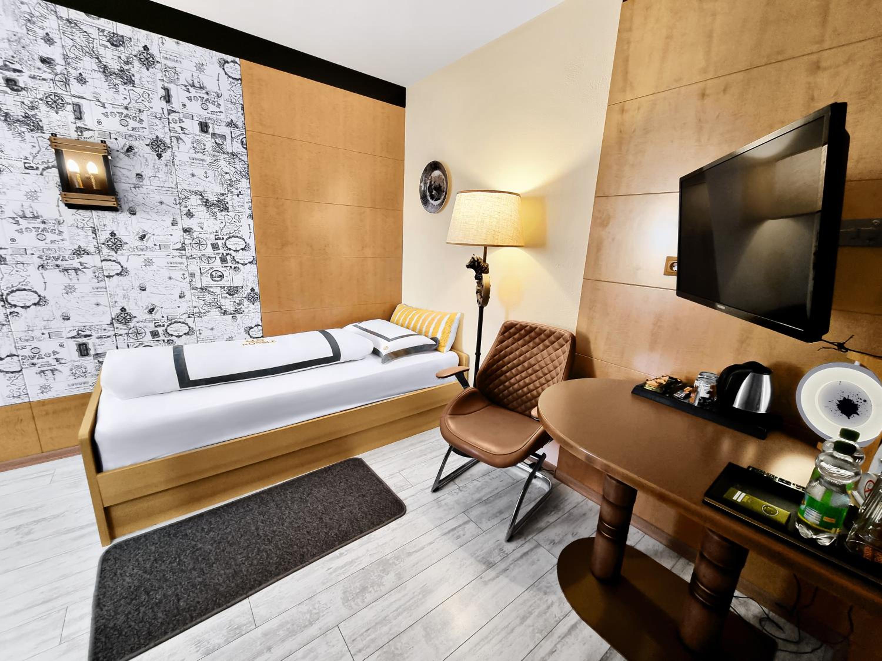 Twin Room with two single beds photo 3