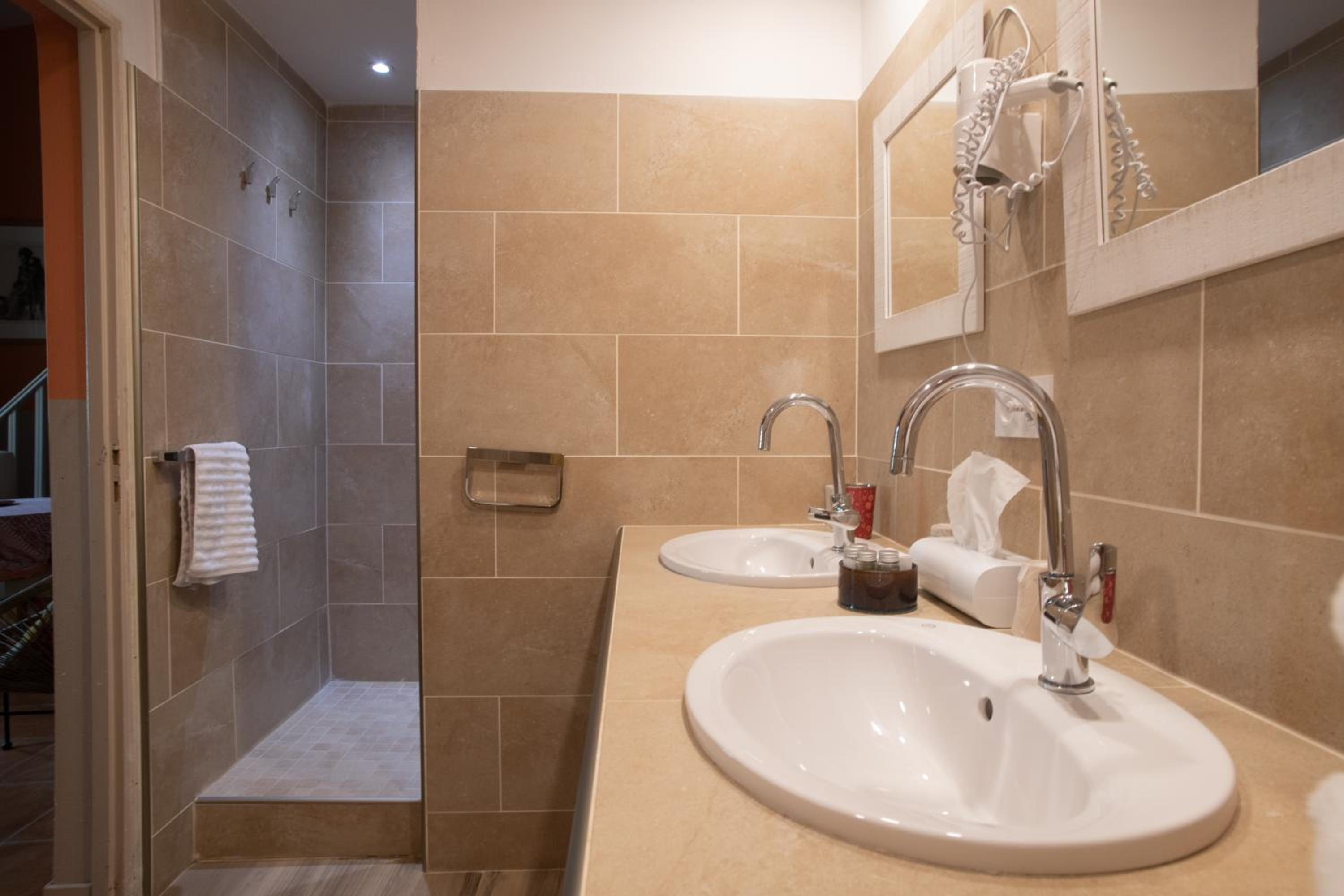 Superior Suite - Photo 10
