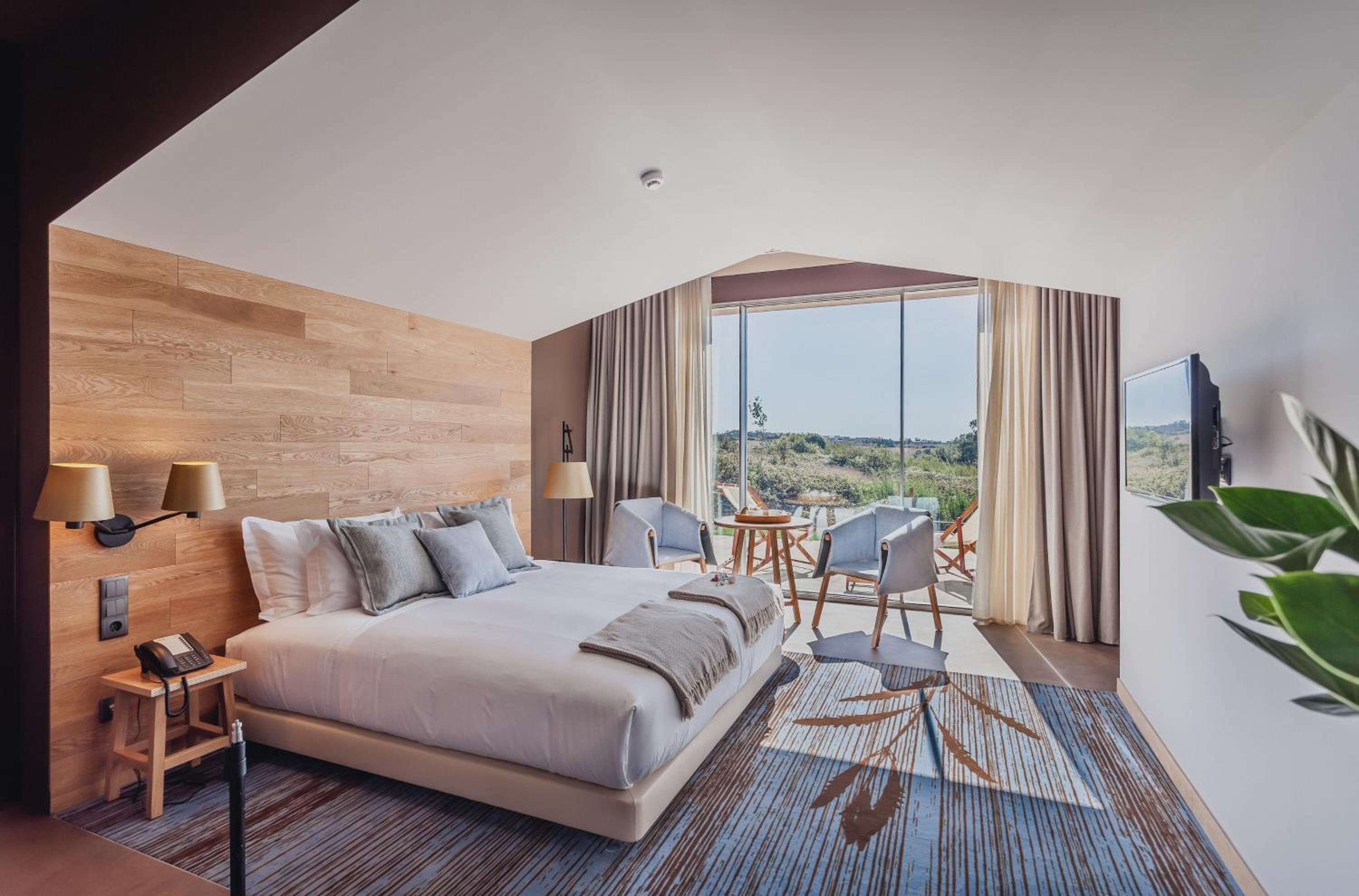 Deluxe Double Room with Balcony photo 3