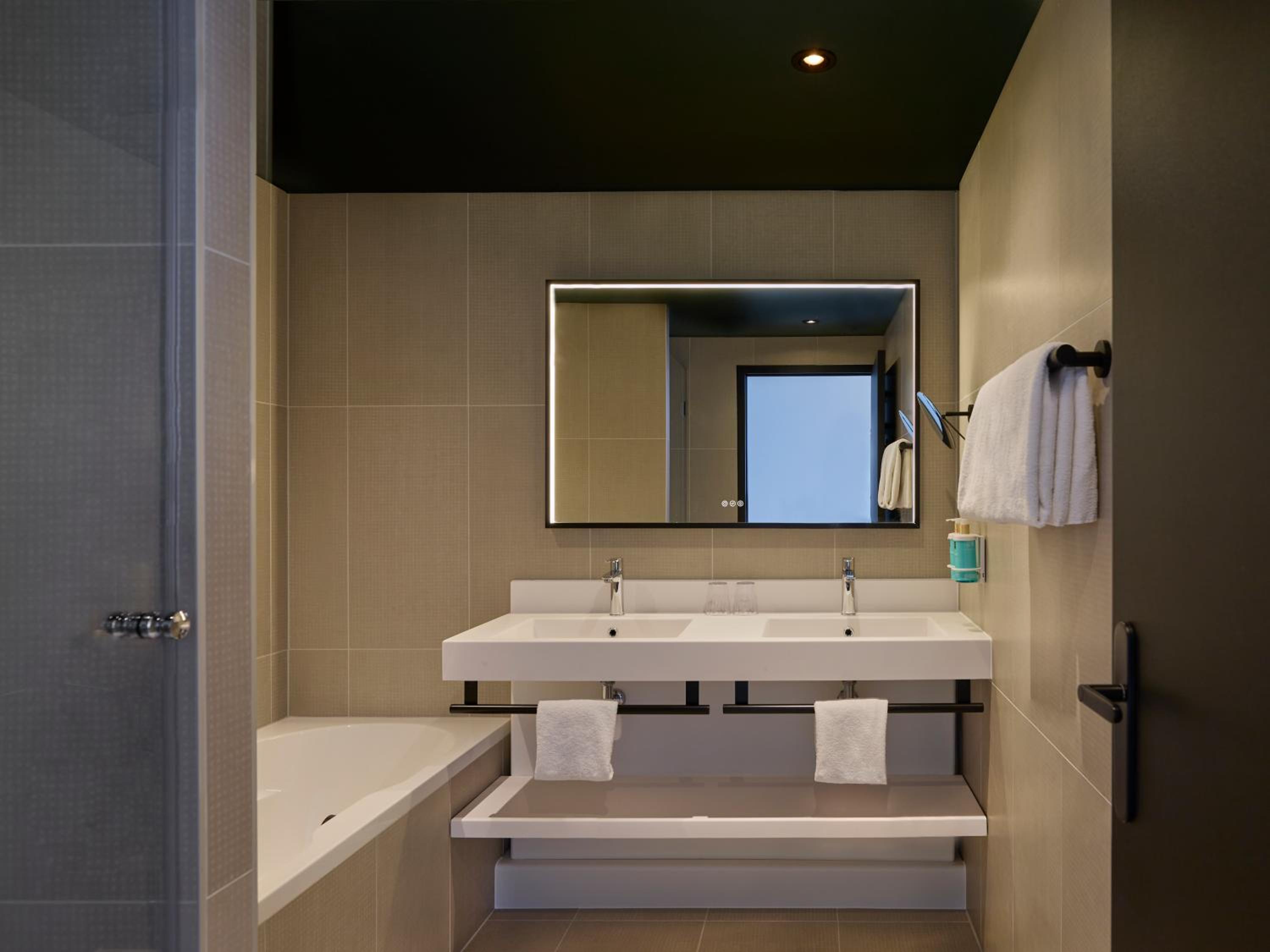 Junior Suite with One Queen Bed and Sofa - Photo 4