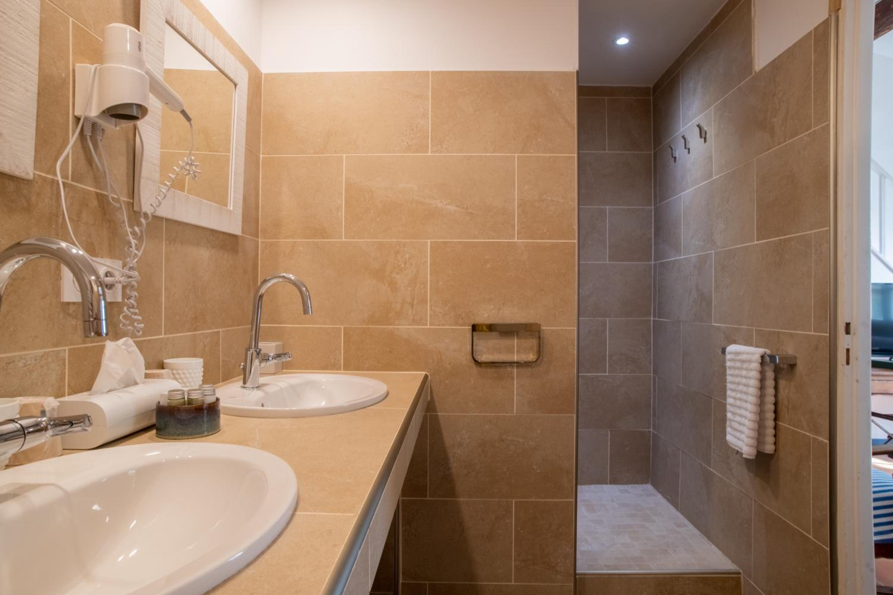 Superior Suite - Photo 2