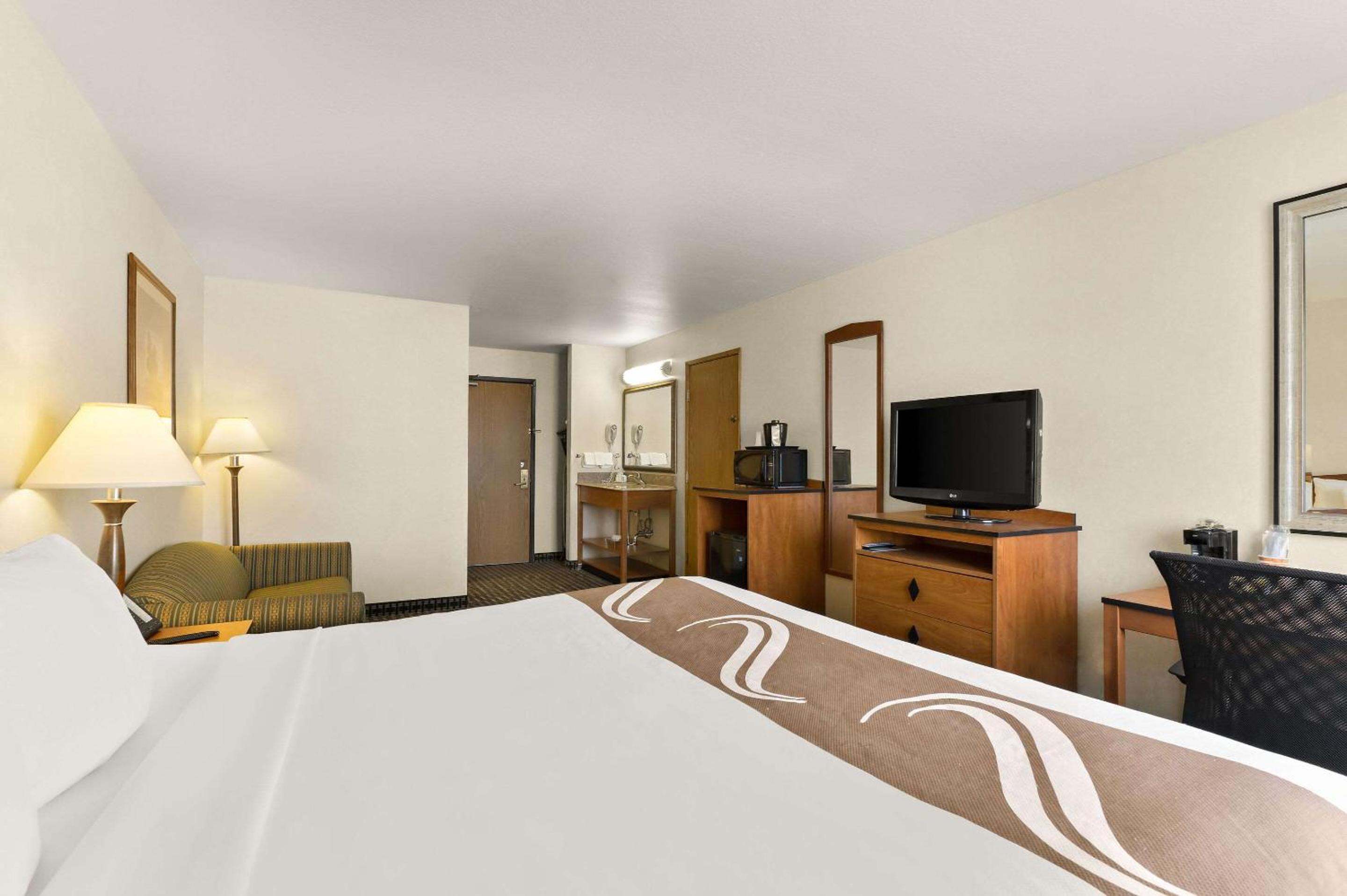 Standard King Room - Non-Smoking  - Photo 1