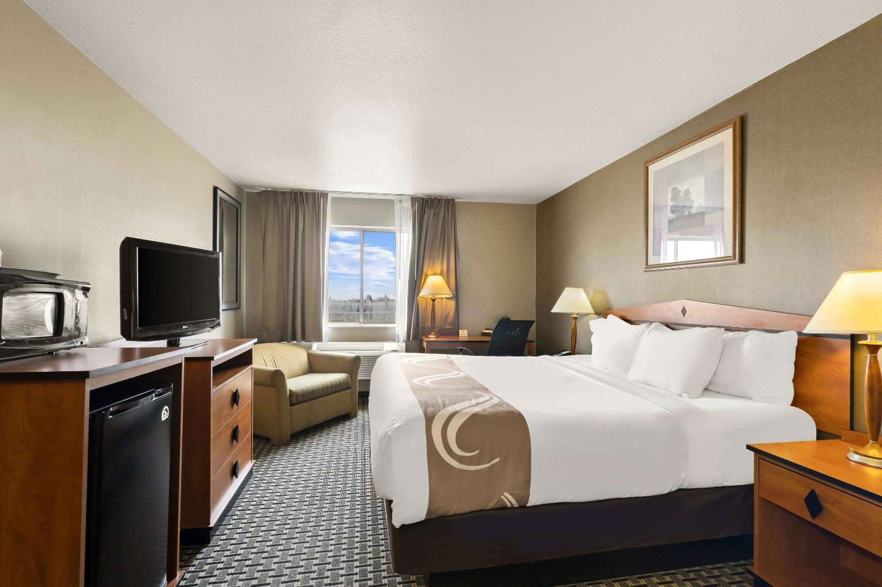 King Room - Non-Smoking - Photo 3