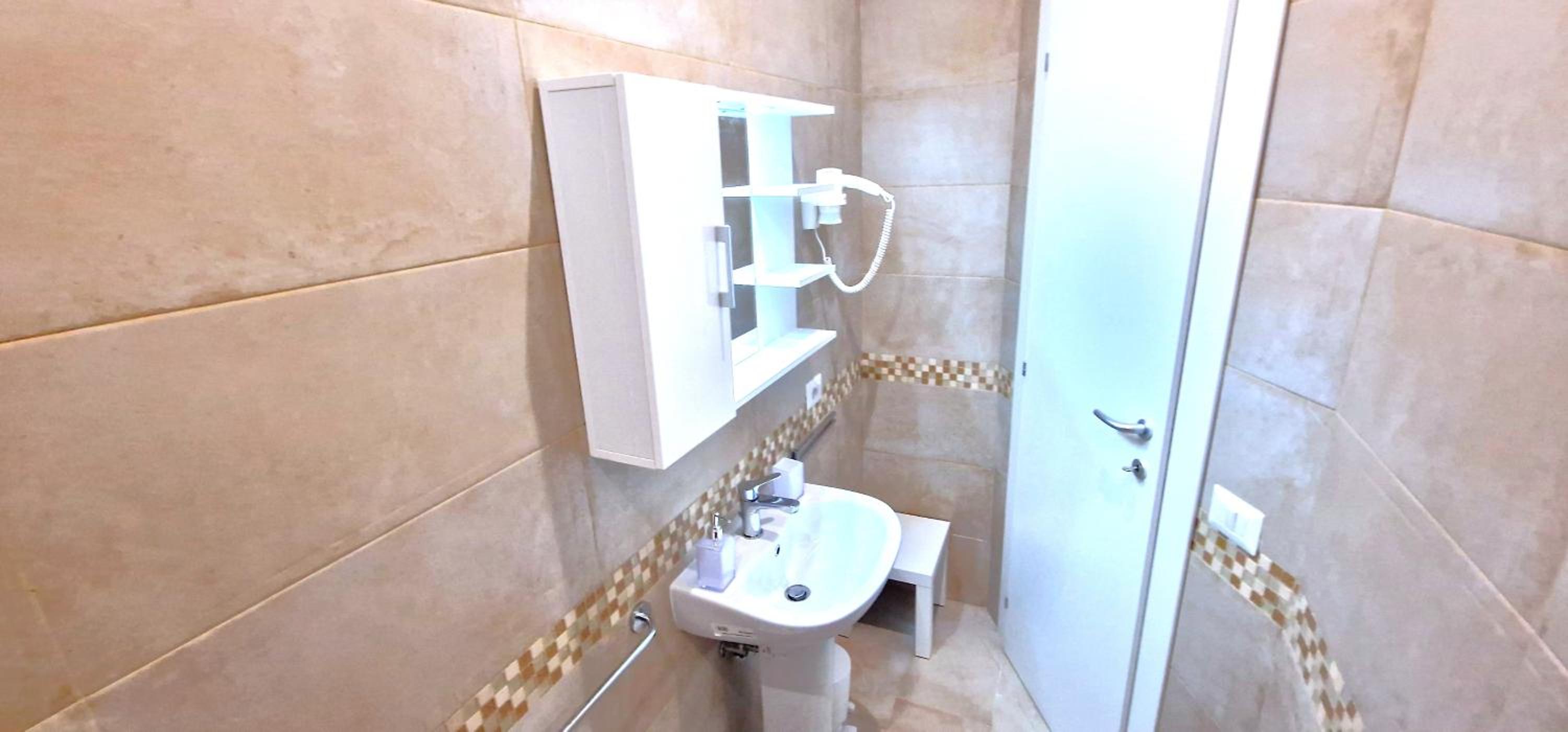 Single Room with Private Bathroom photo 3
