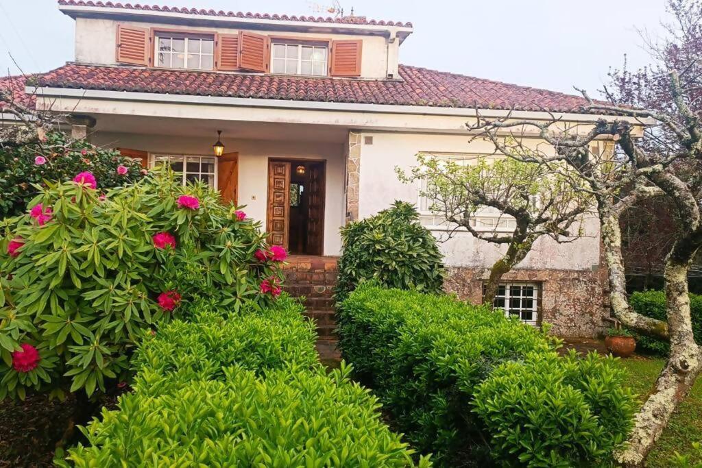 Six-Bedroom House photo 2