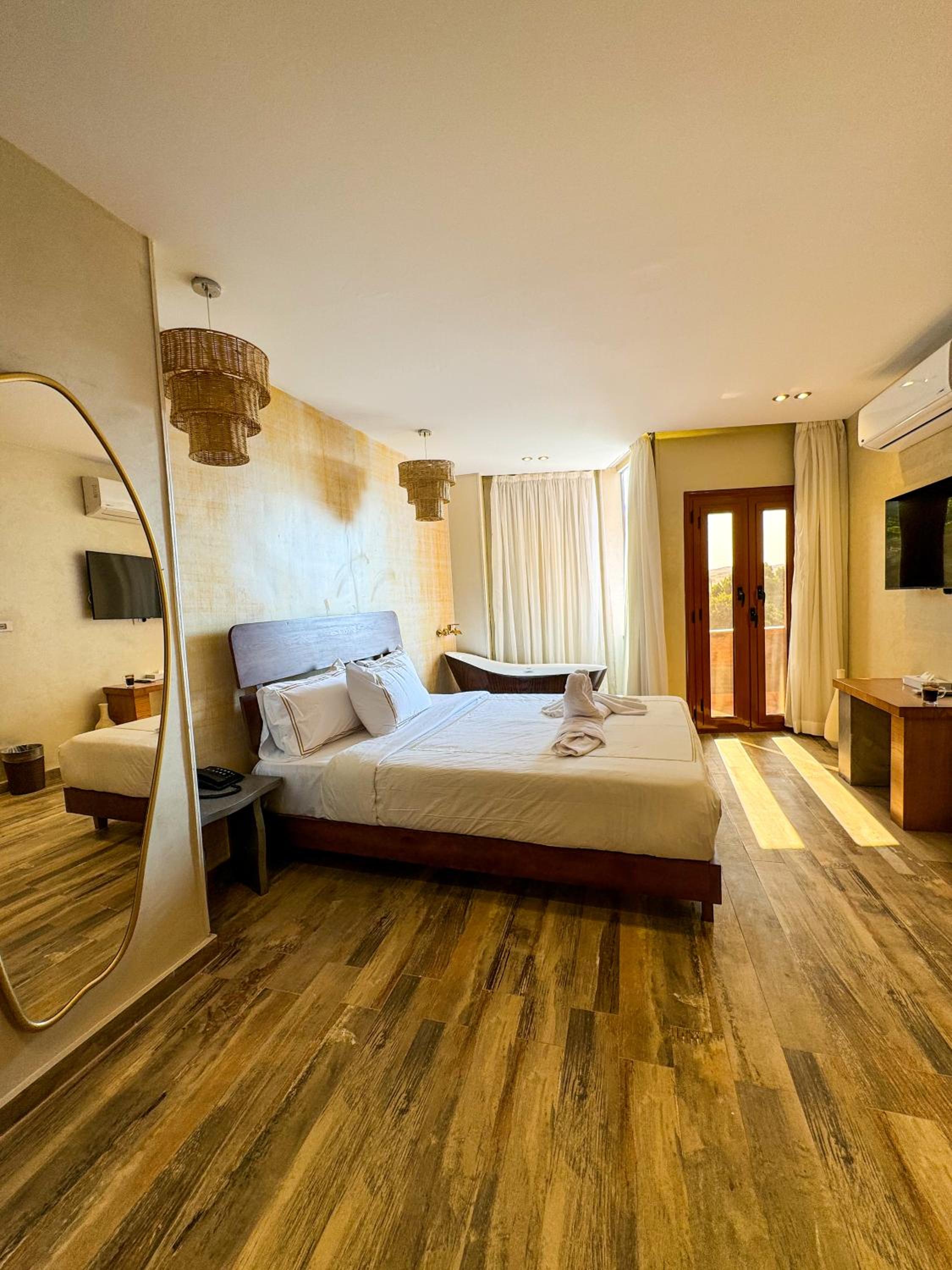 Suite with bathtub pyramids view