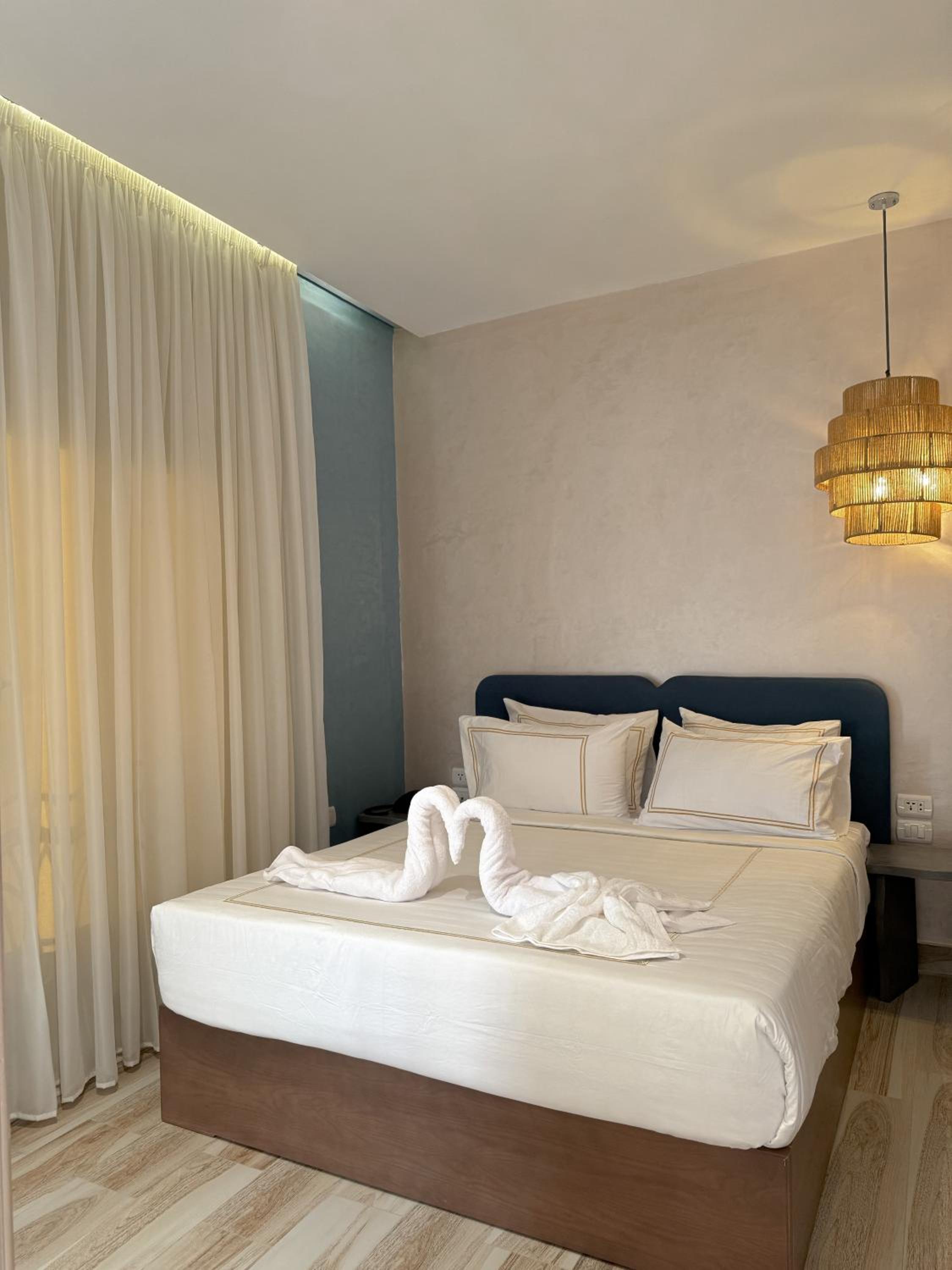Superior King Suite with bathtub pyramids view